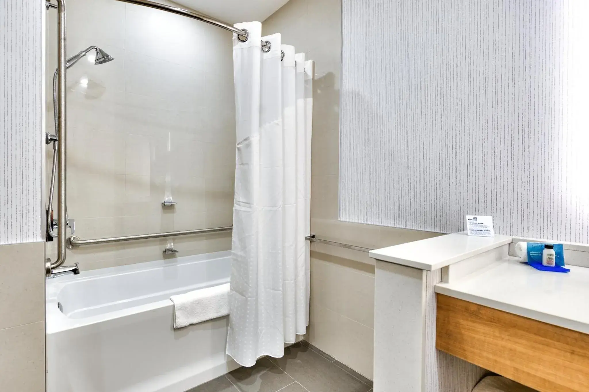 Queen Room with Two Queen Beds - Disability Access with Bath Tub in Holiday Inn Express & Suites - Trois Rivieres Ouest by IHG Queen Room with Two Queen Beds - Disability Access with Bath Tub in Holiday Inn Express & Suites - Trois Rivieres Ouest by IHG