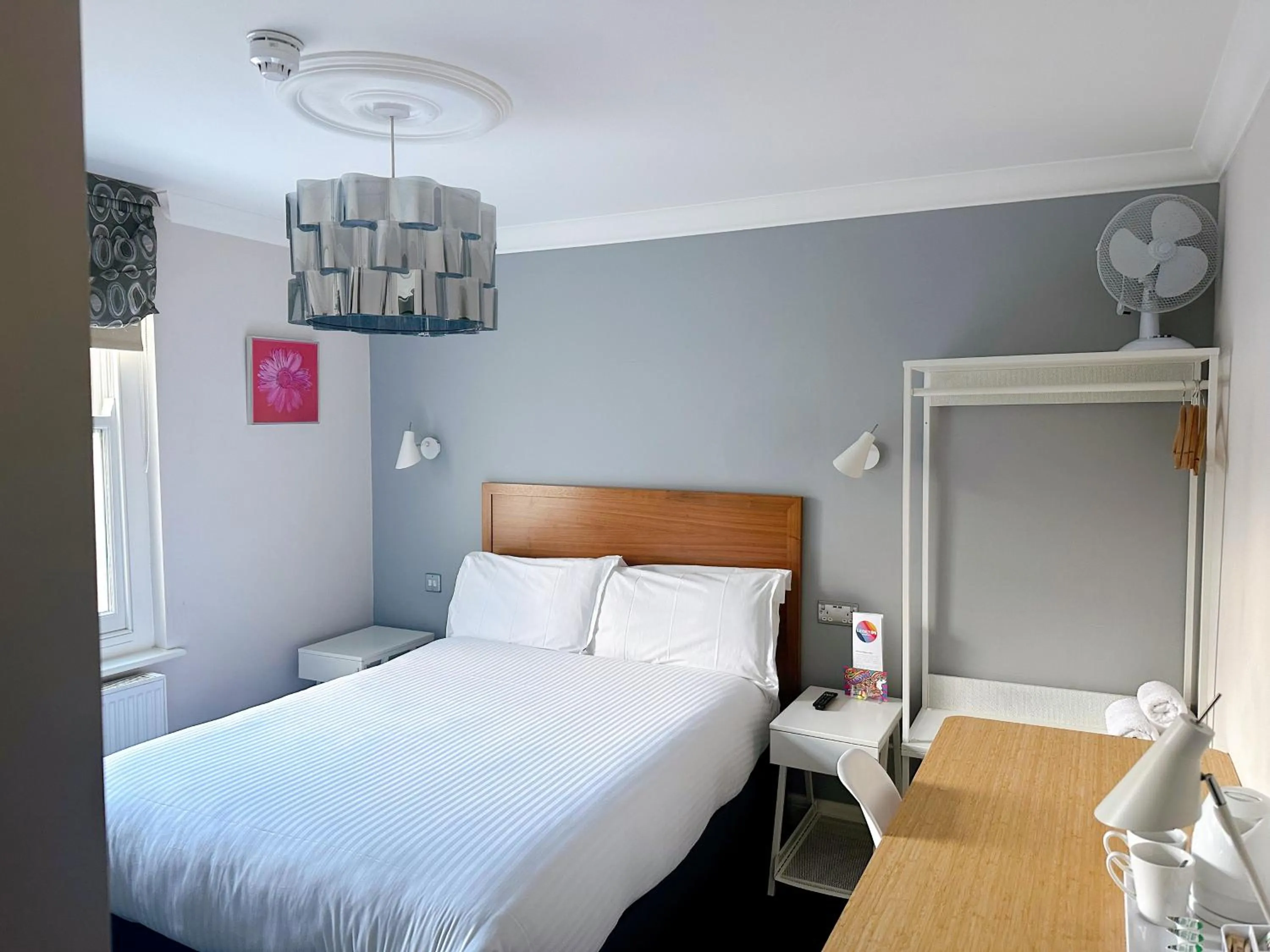 Bedroom, Bed in Legends Hotel