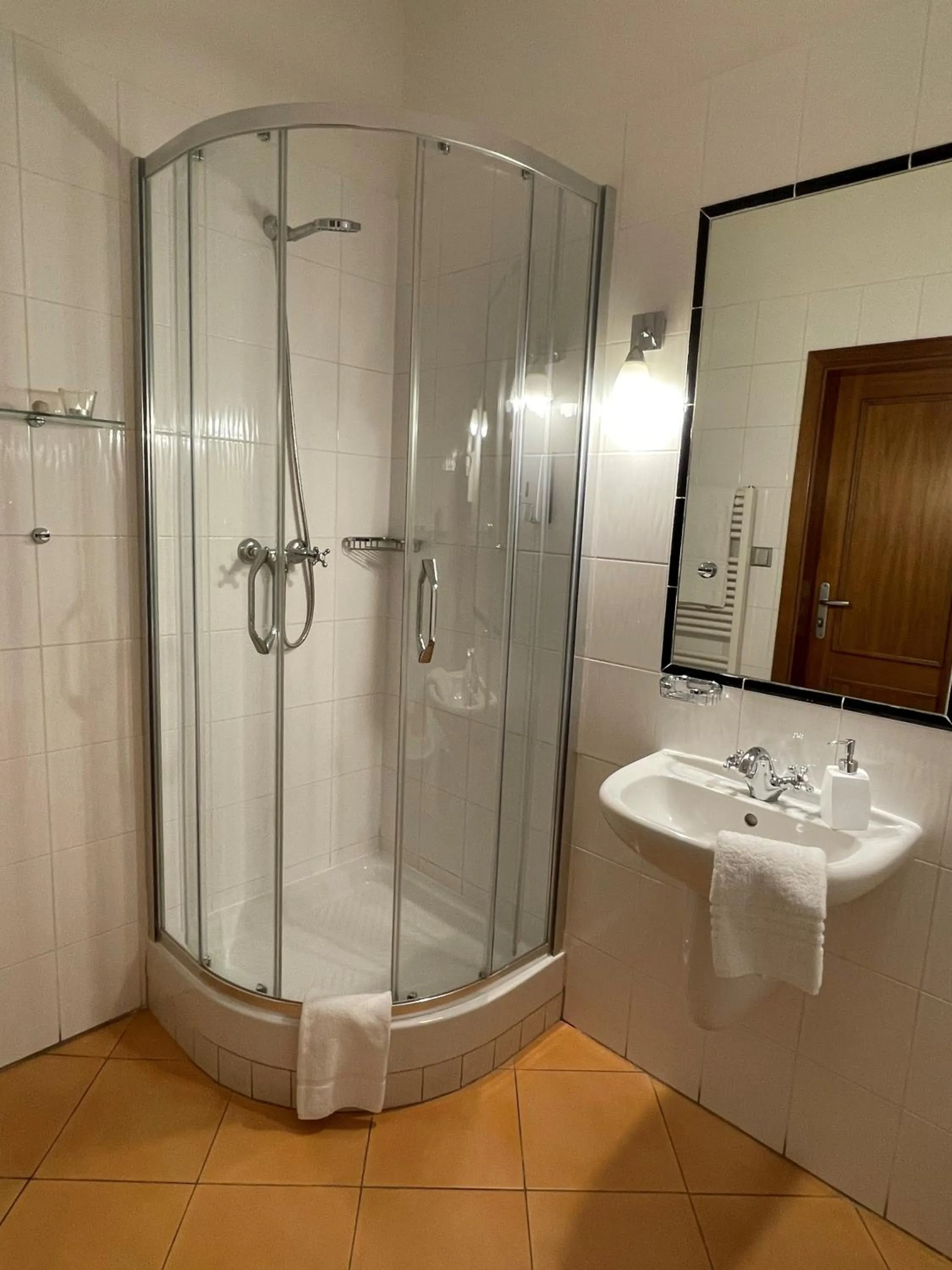 Shower in U Cervene zidle - Red Chair Hotel