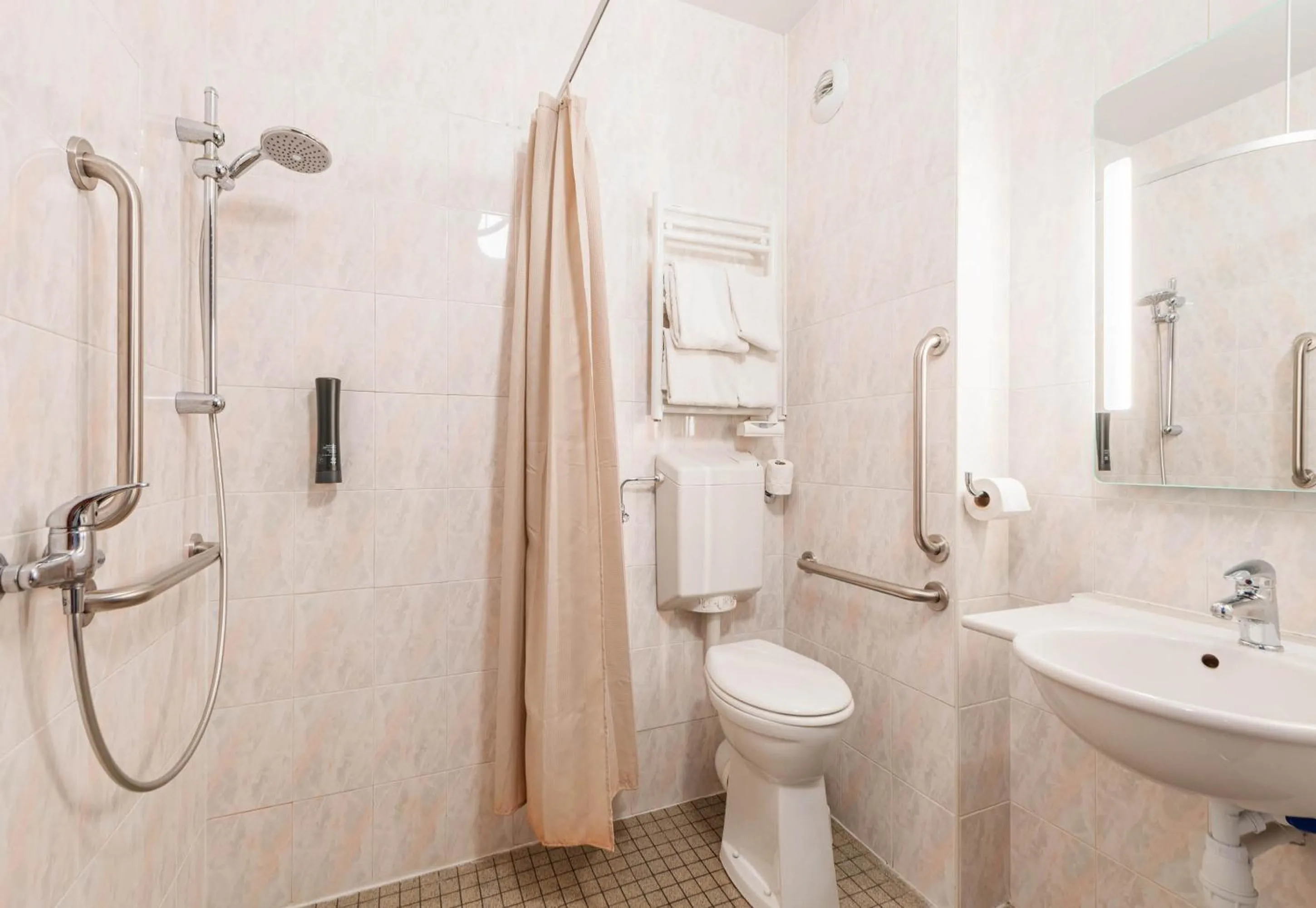 Bathroom in B&B HOTEL Mulhouse Kingersheim