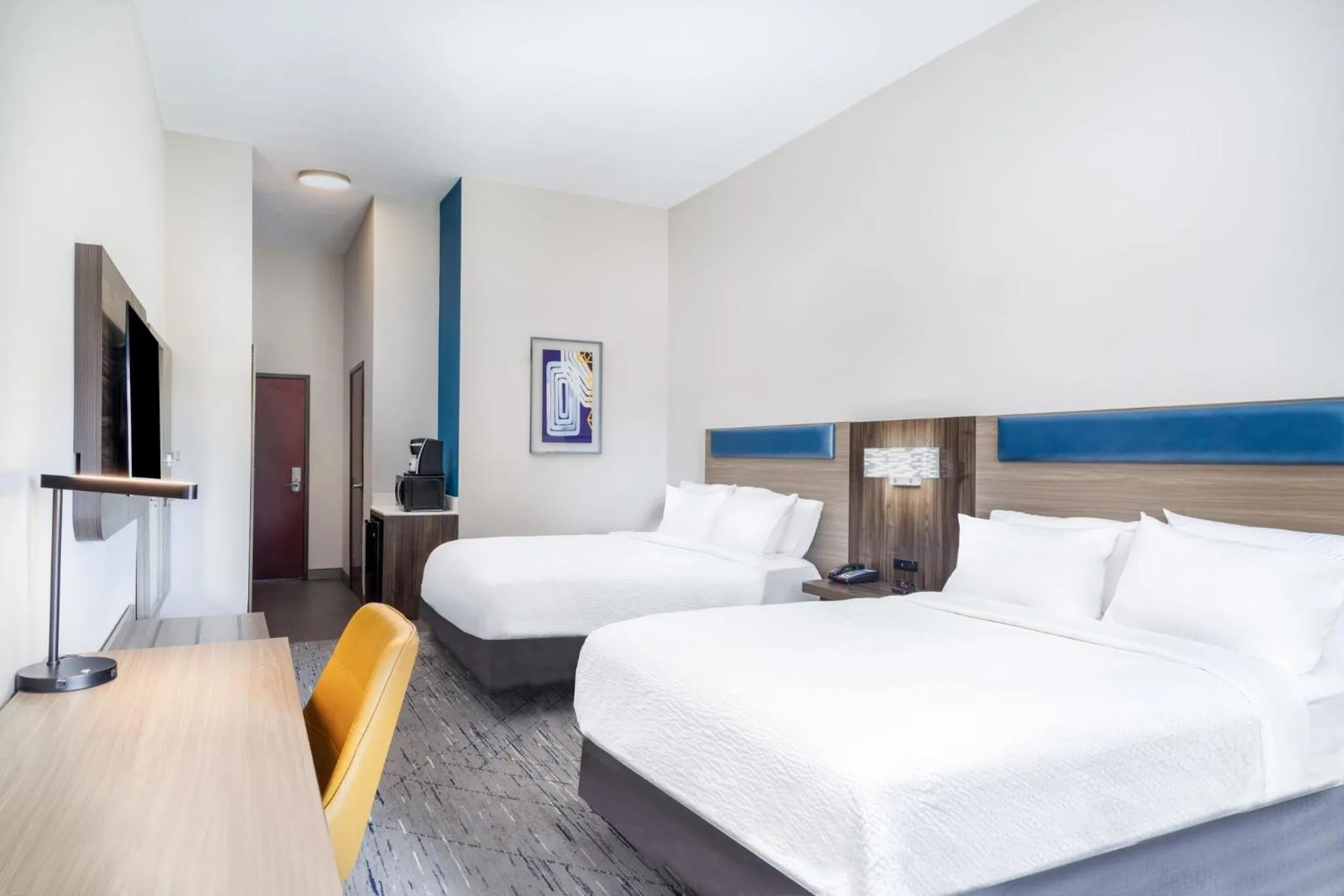 Photo of the whole room, Bed in Holiday Inn Express Pratt by IHG