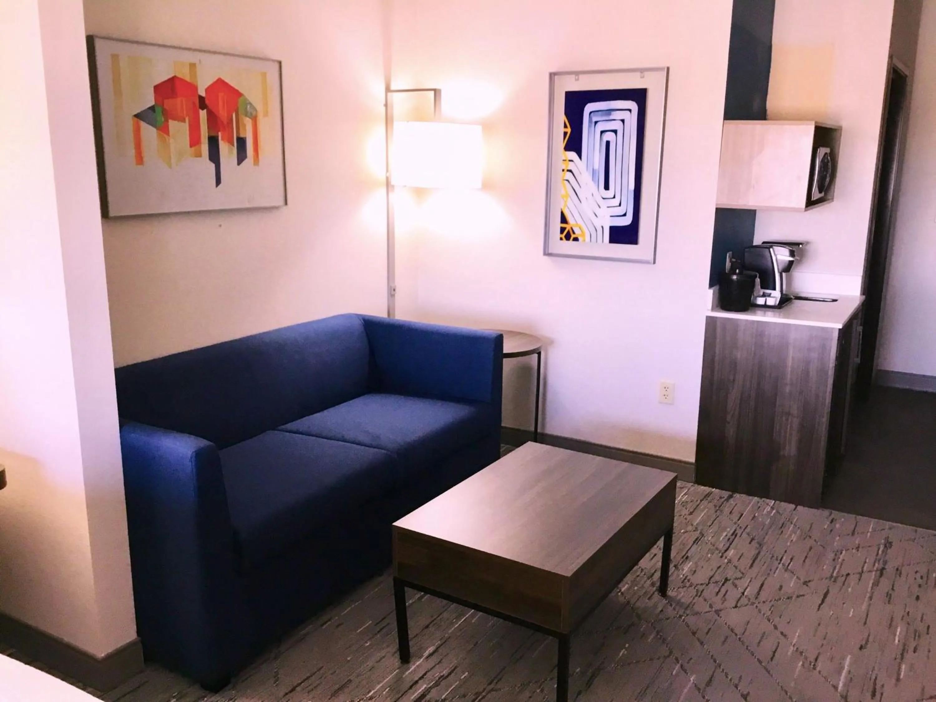 Photo of the whole room in Holiday Inn Express Pratt by IHG