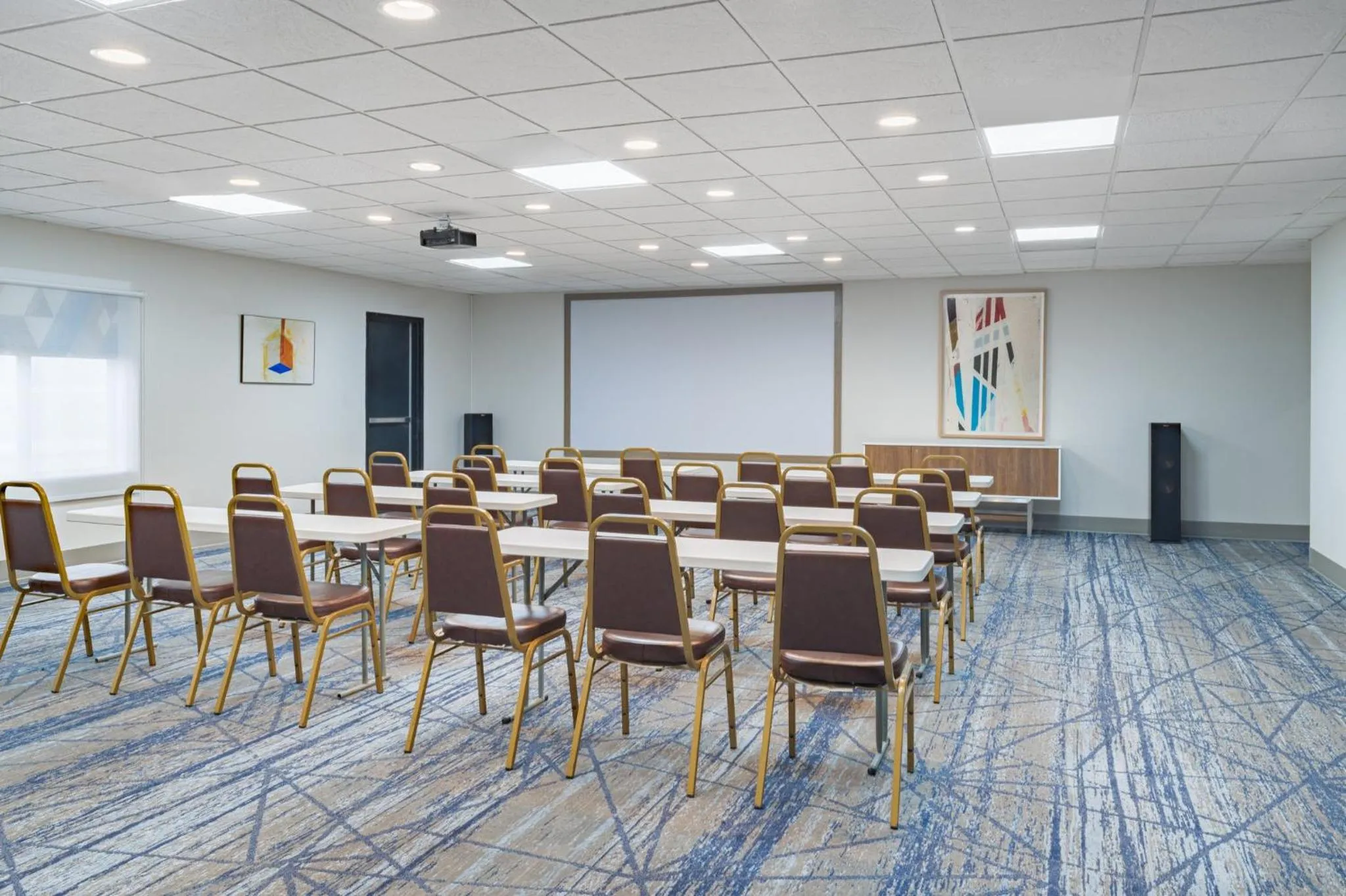 Meeting/conference room in Holiday Inn Express Pratt by IHG