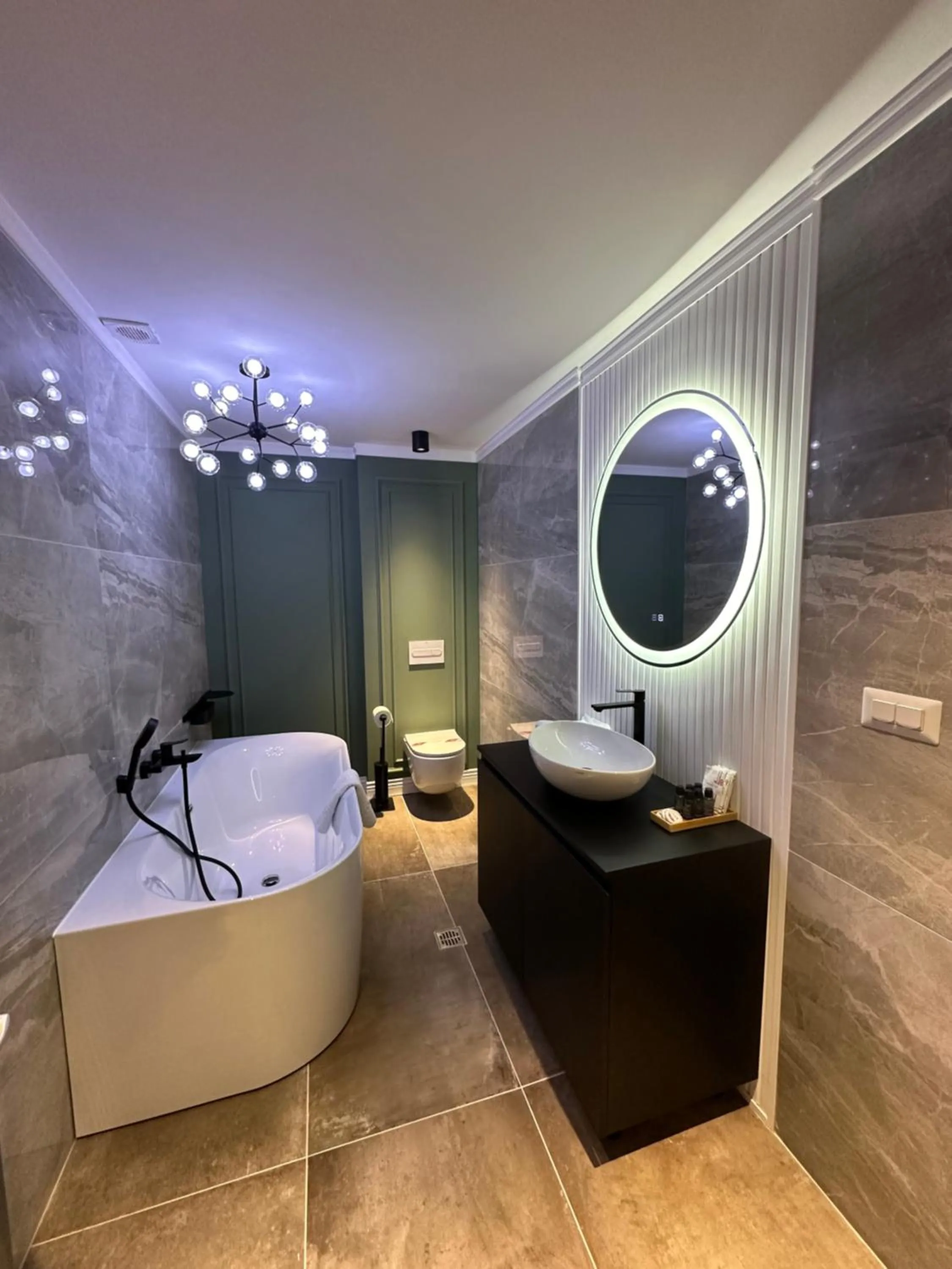 Bathroom, Bed in Hotel Zamca Suceava