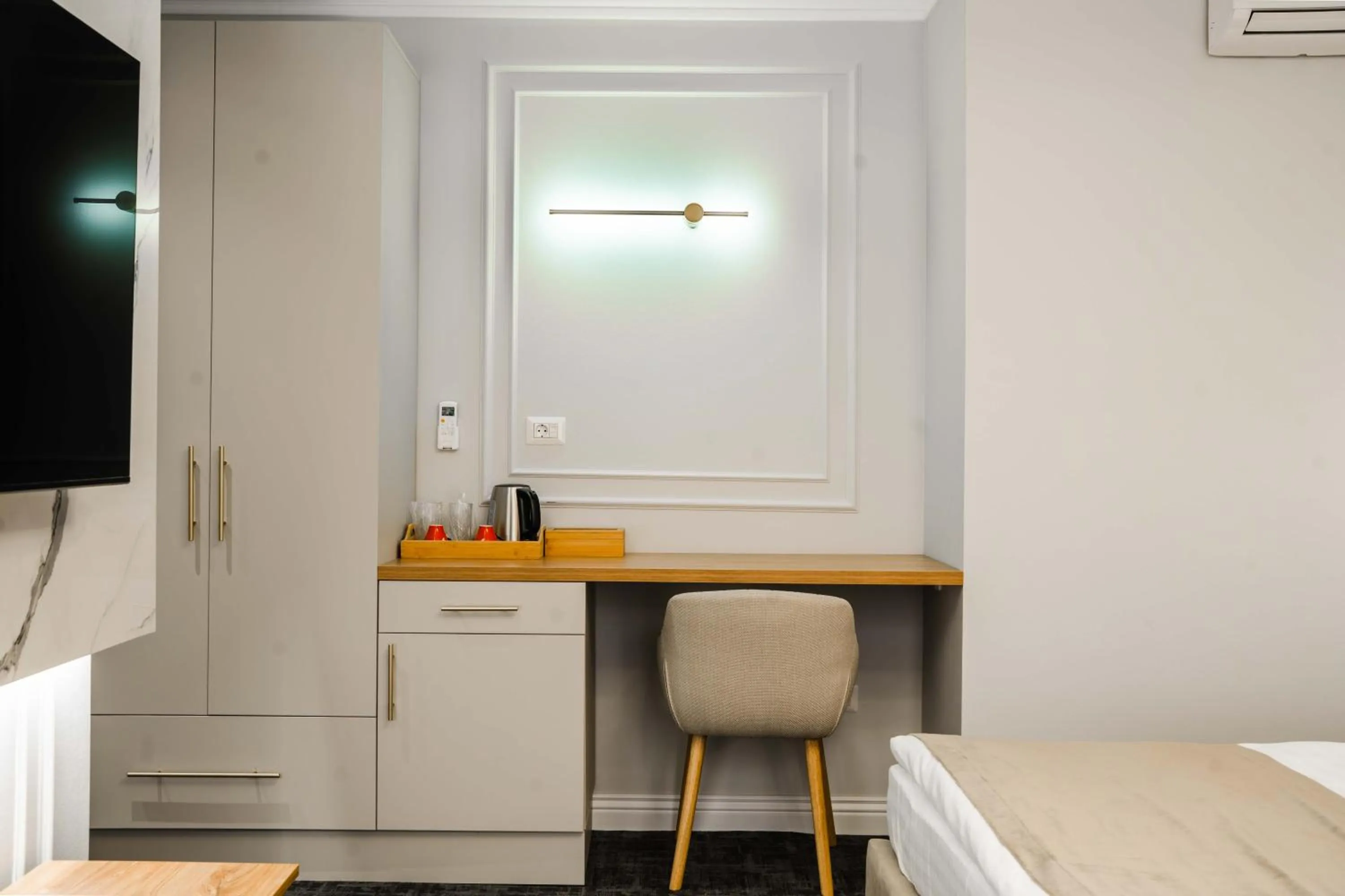 Coffee/tea facilities, Bed in Hotel Zamca Suceava