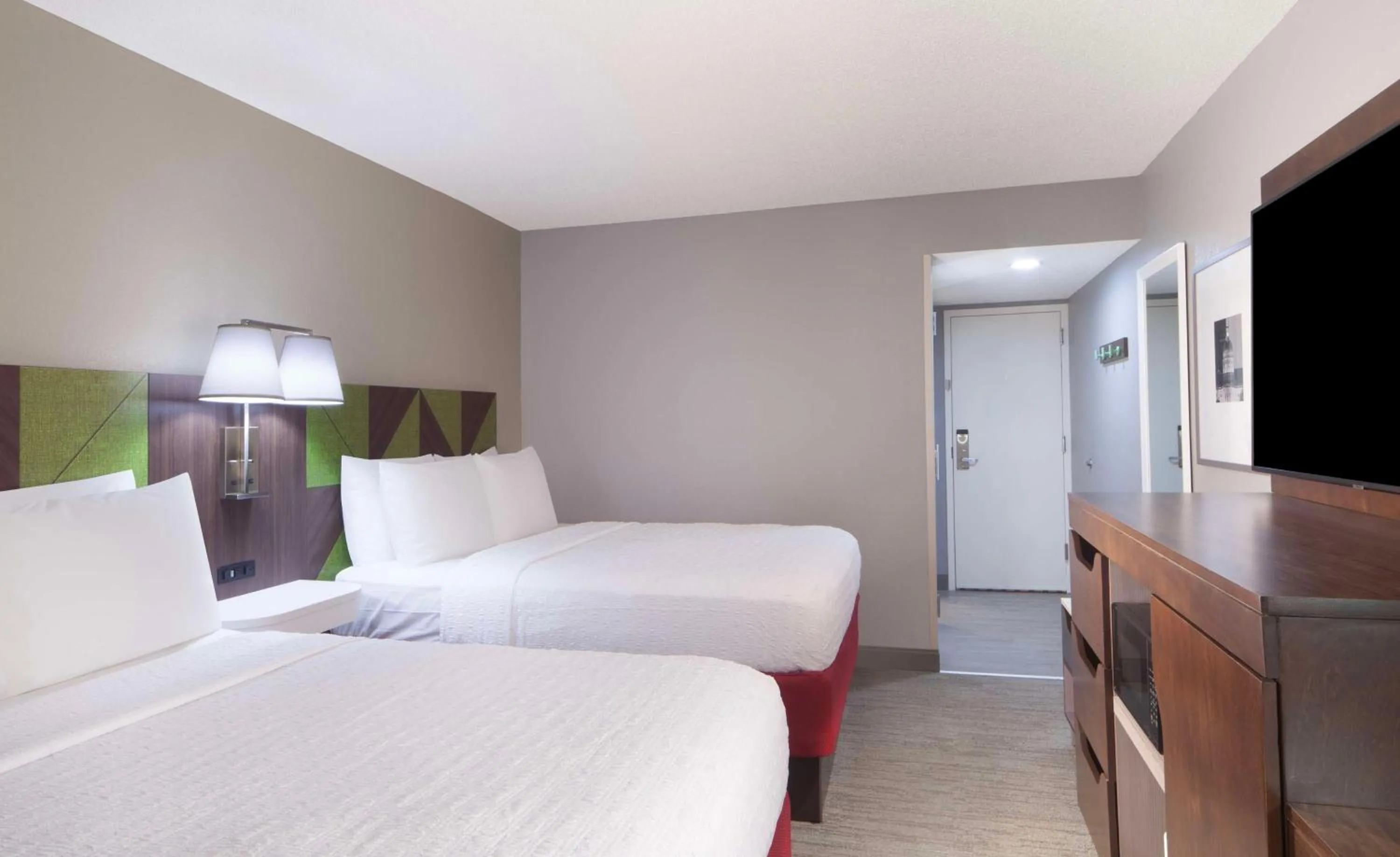 Bed in Hampton Inn Hotel Atlanta-Southlake