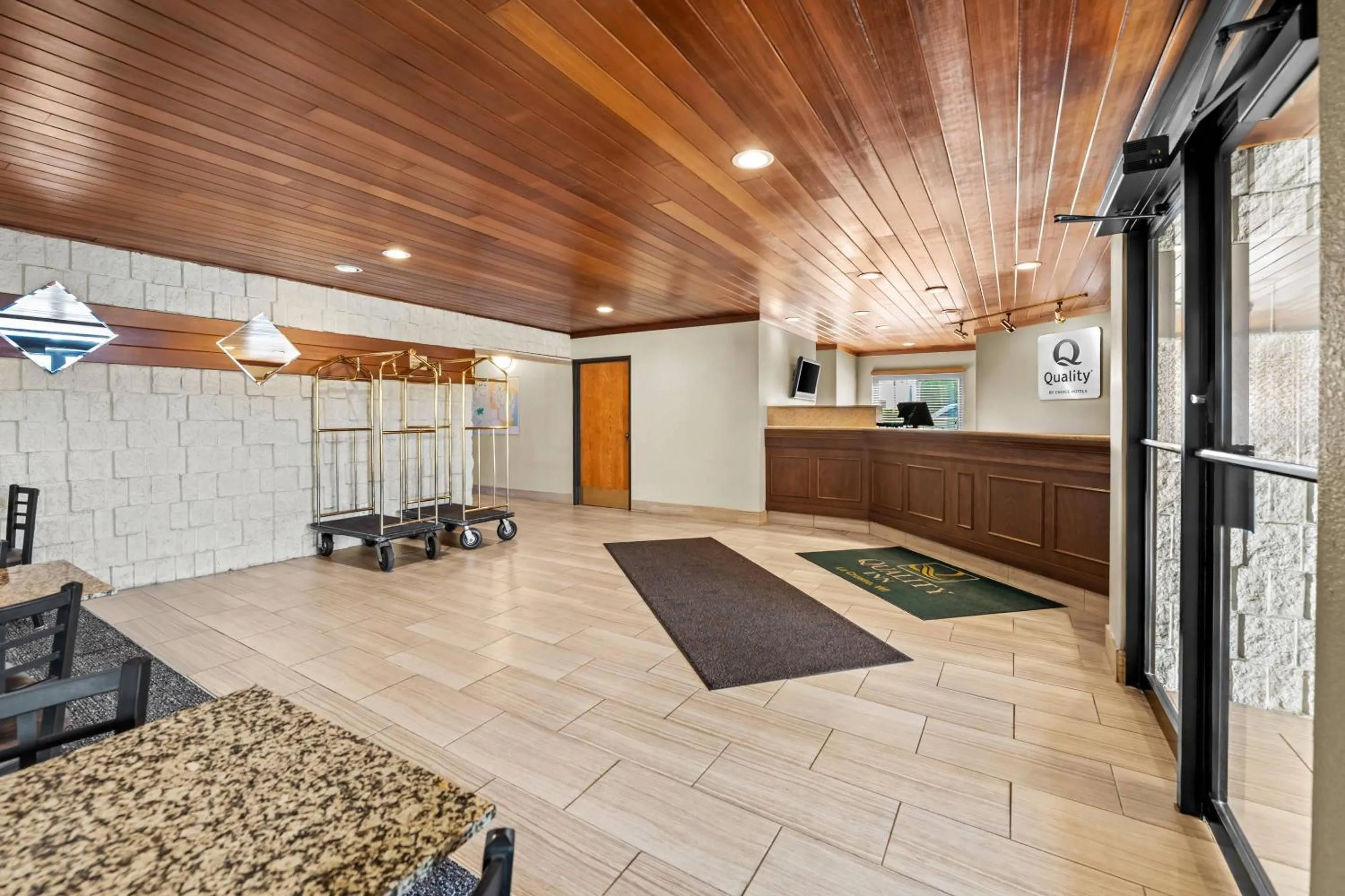 Lobby or reception in Quality Inn La Crosse North