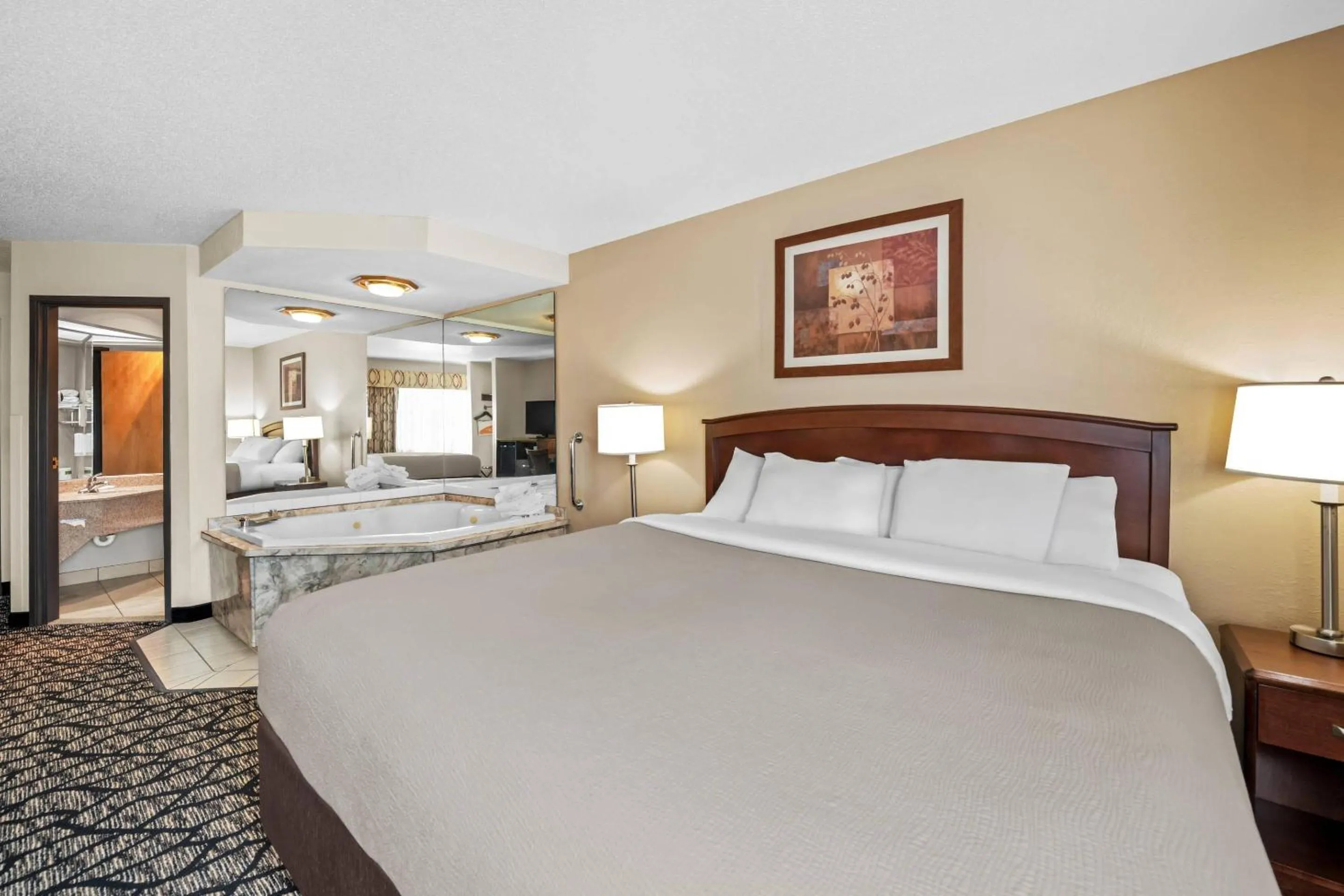 Bedroom, Bed in Quality Inn La Crosse North