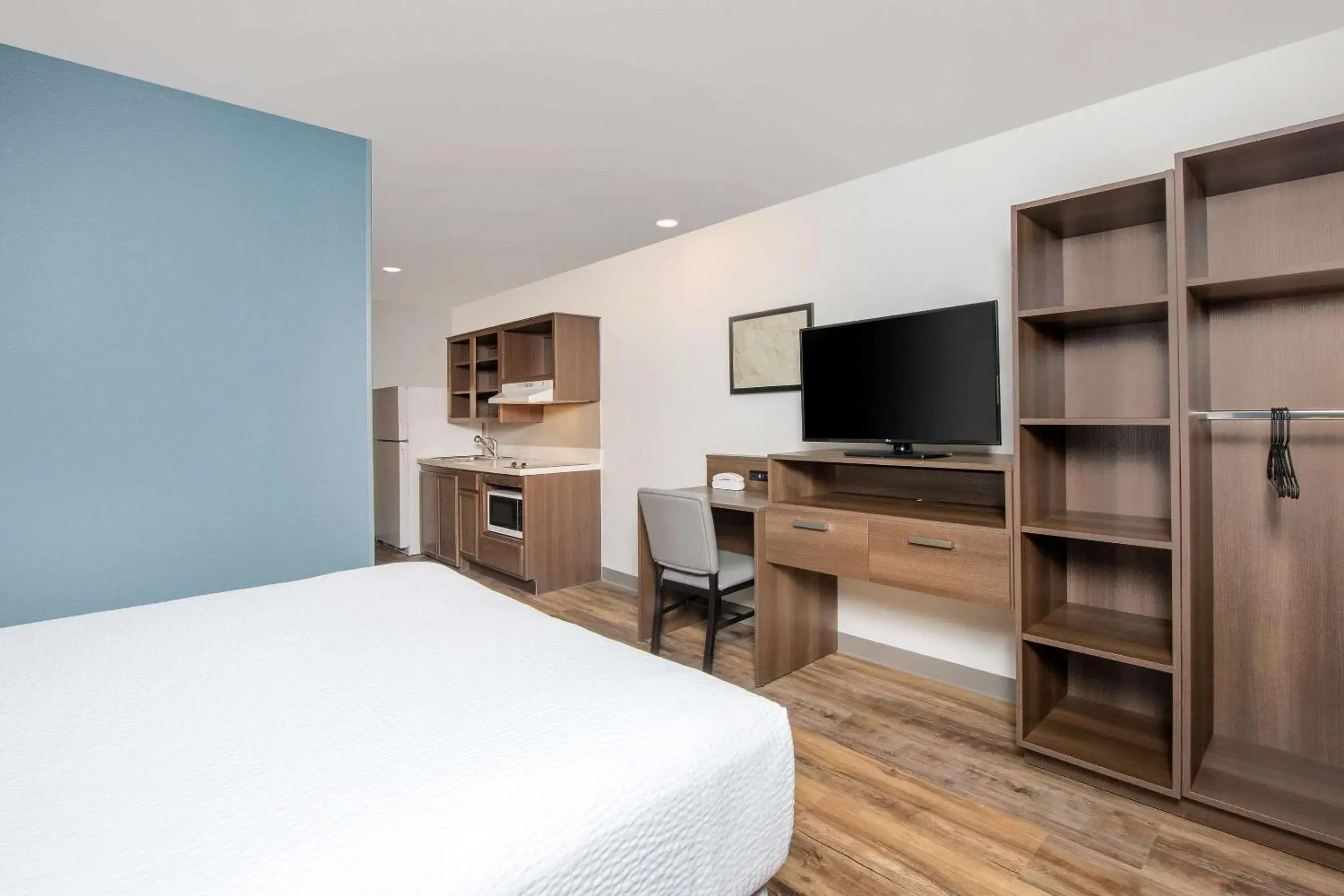 Queen Room - Non Smoking in WoodSpring Suites Savannah Pooler Queen Room - Non Smoking in WoodSpring Suites Savannah Pooler