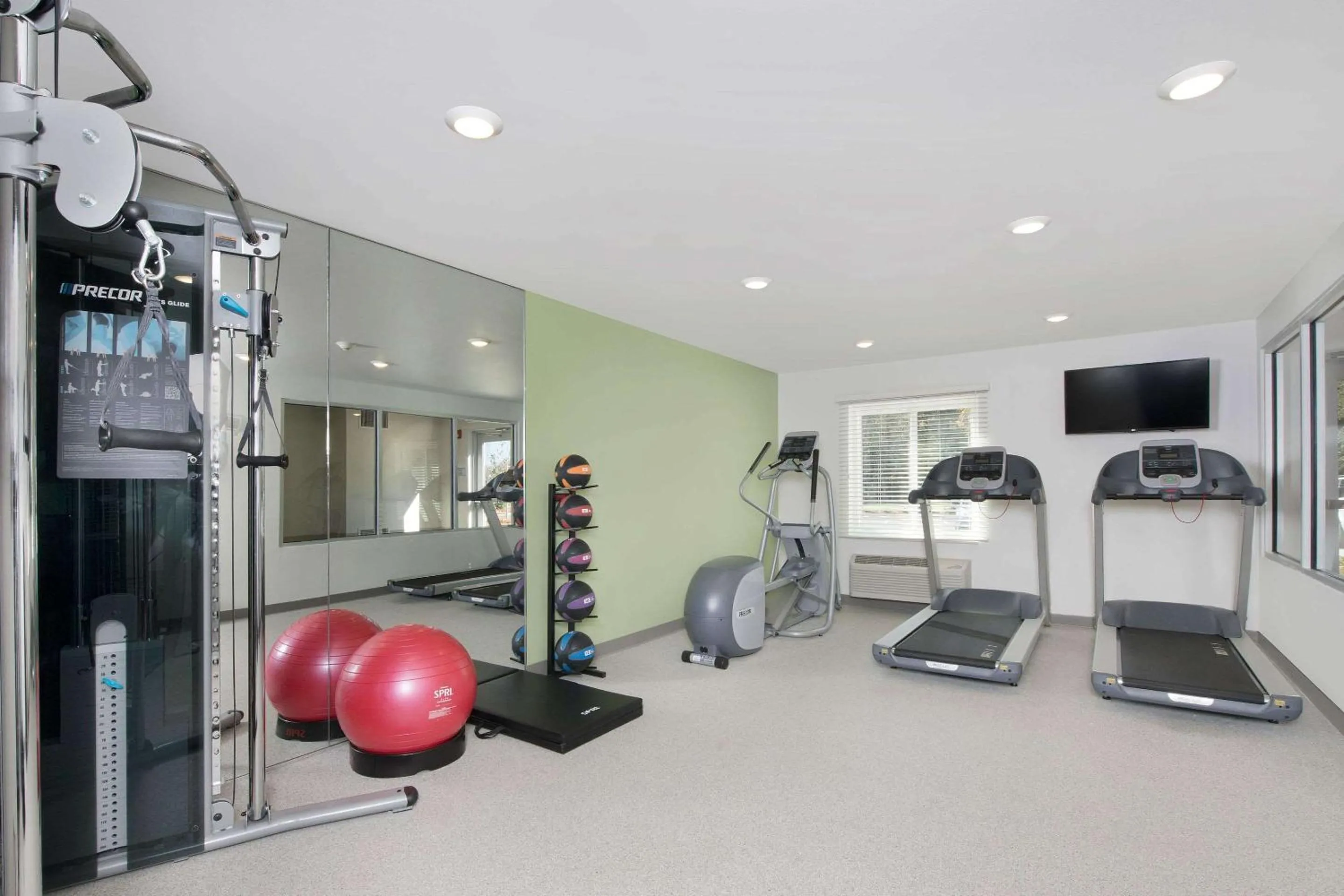 Fitness centre/facilities in WoodSpring Suites Savannah Pooler