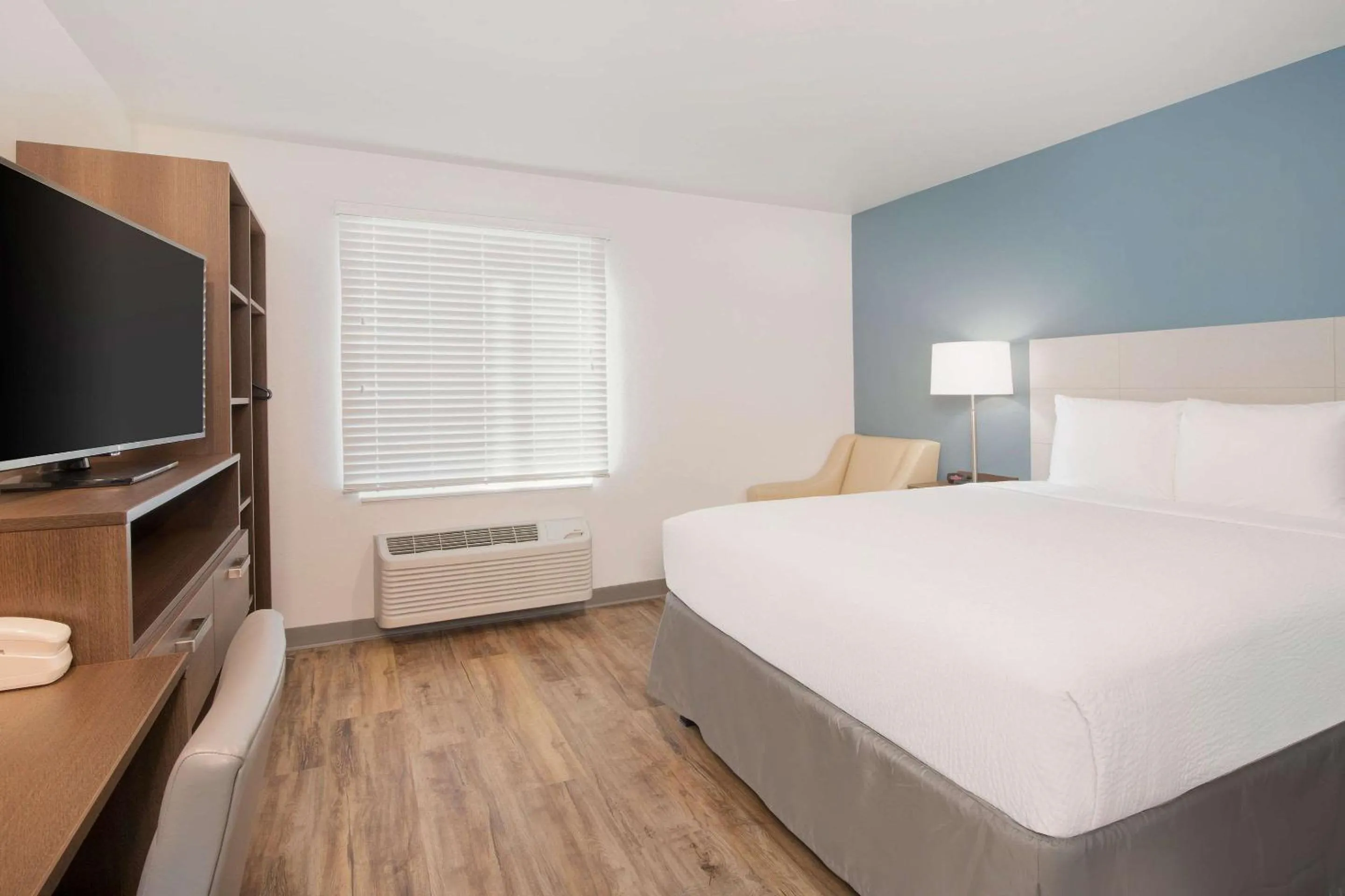 Bedroom, Bed in WoodSpring Suites Savannah Pooler