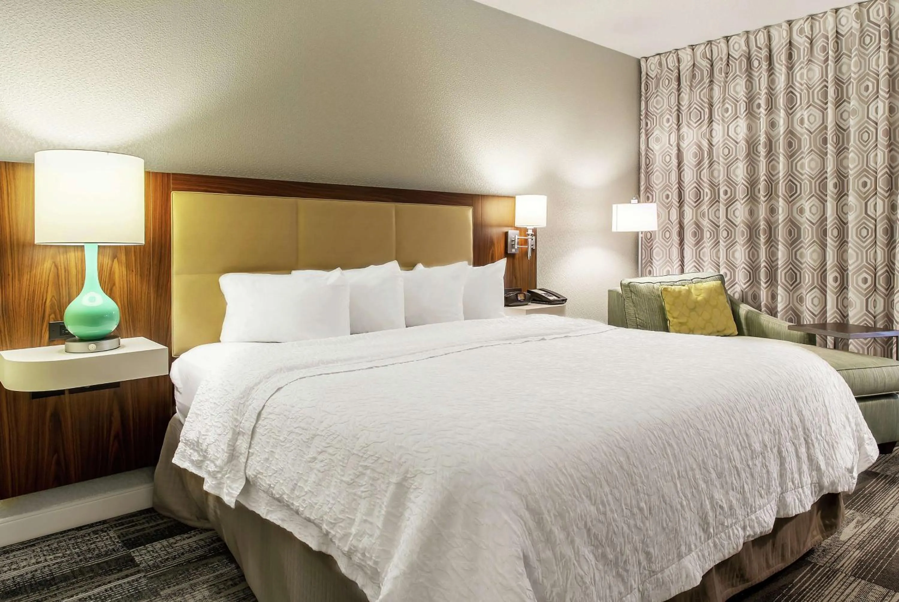 Bed in Hampton Inn Minneapolis St. Paul-Woodbury