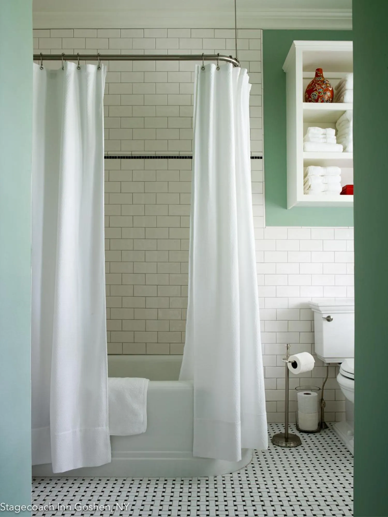 Toilet in Stagecoach Inn