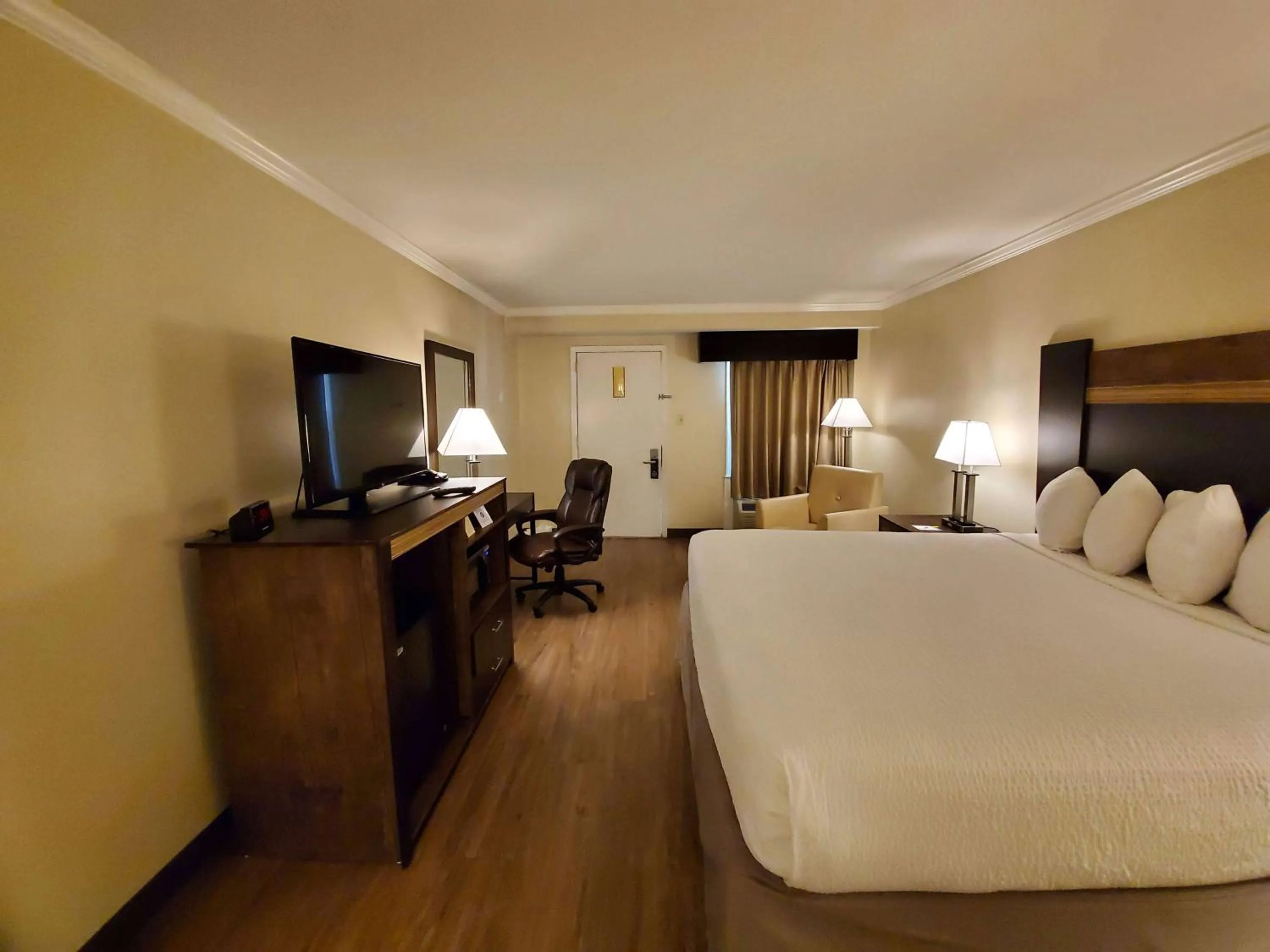 Business King Room Non Smoking in Days Inn by Wyndham Wilmington Brandywine