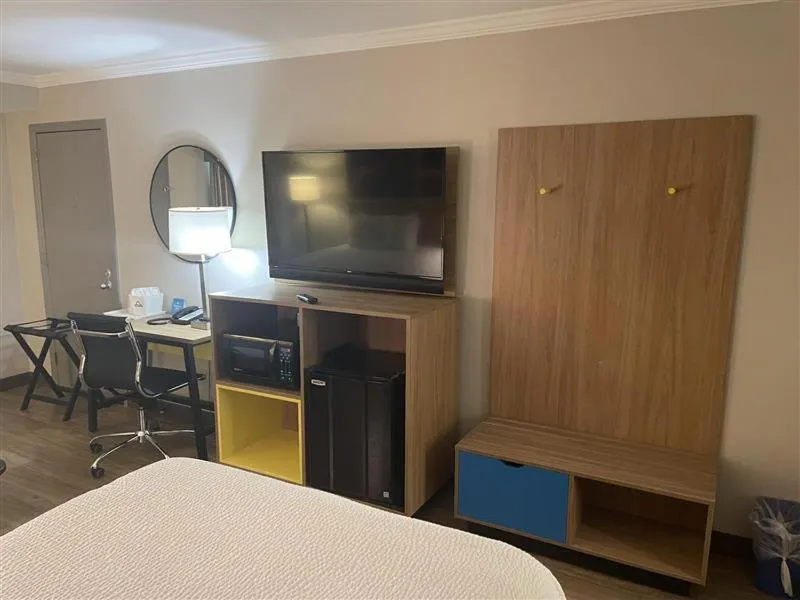 Living room, Bed in Days Inn by Wyndham Wilmington Brandywine