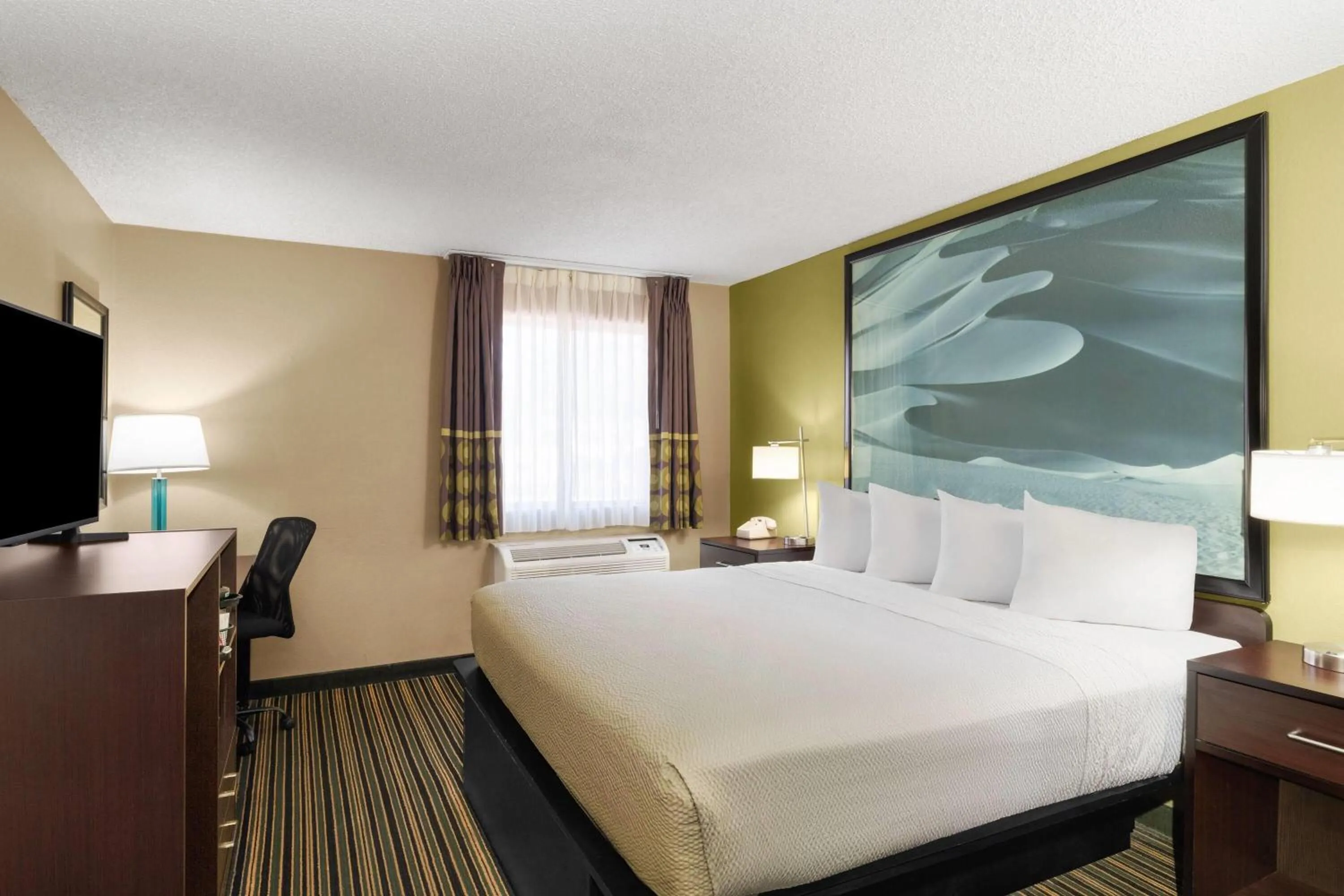 Photo of the whole room, Bed in Super 8 by Wyndham Casa Grande