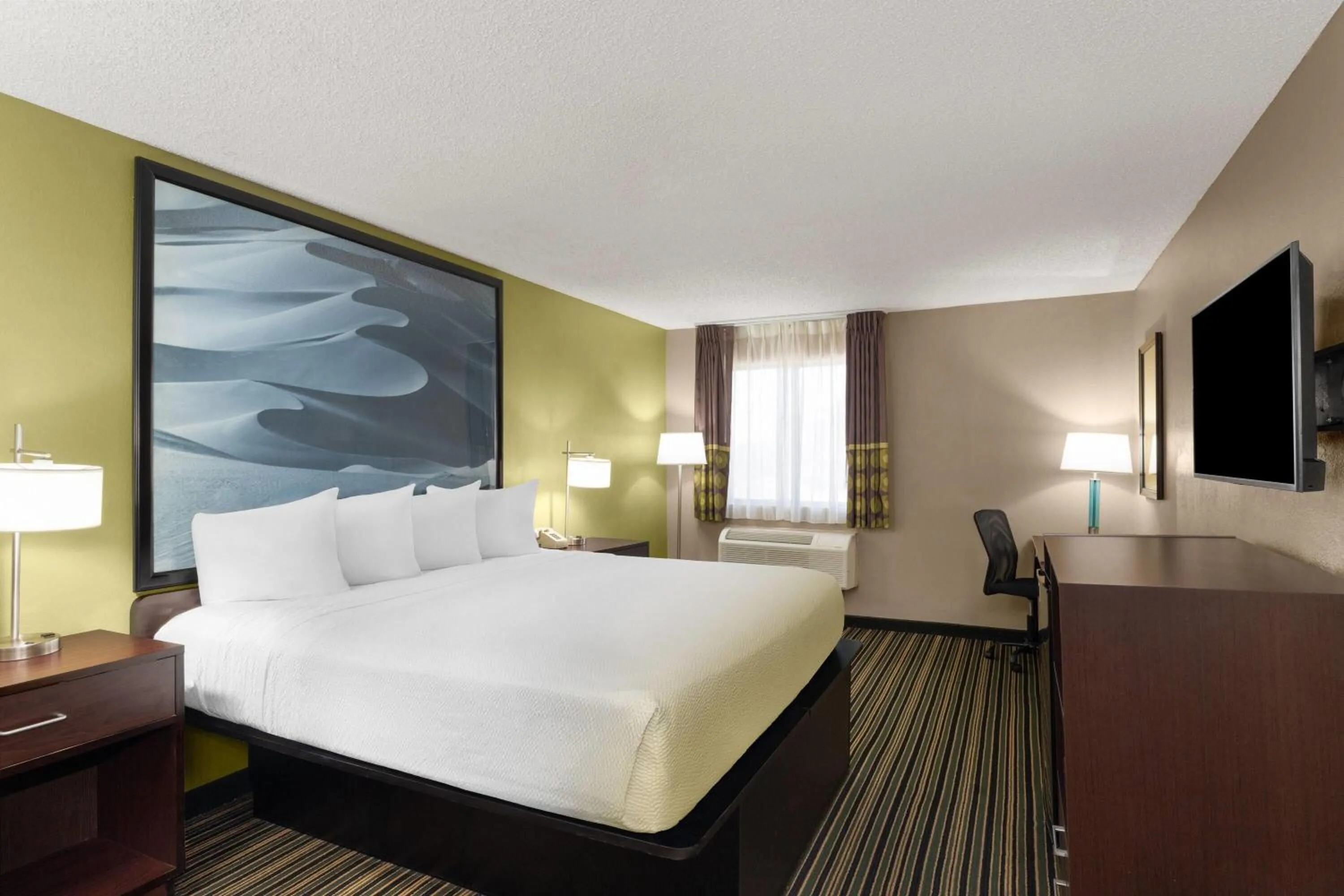 Photo of the whole room, Bed in Super 8 by Wyndham Casa Grande