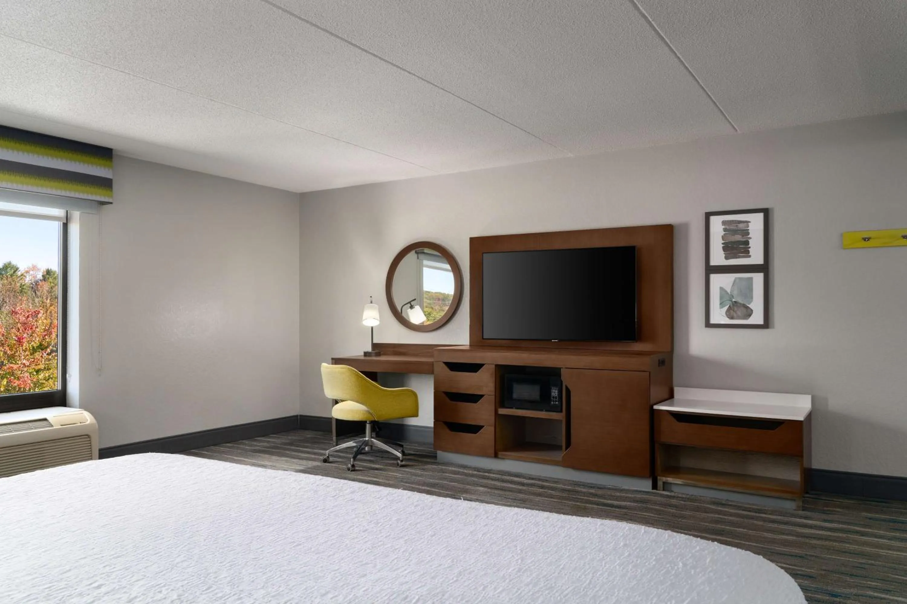 Bedroom, Bed in Hampton Inn Roanoke/Hollins - I-81