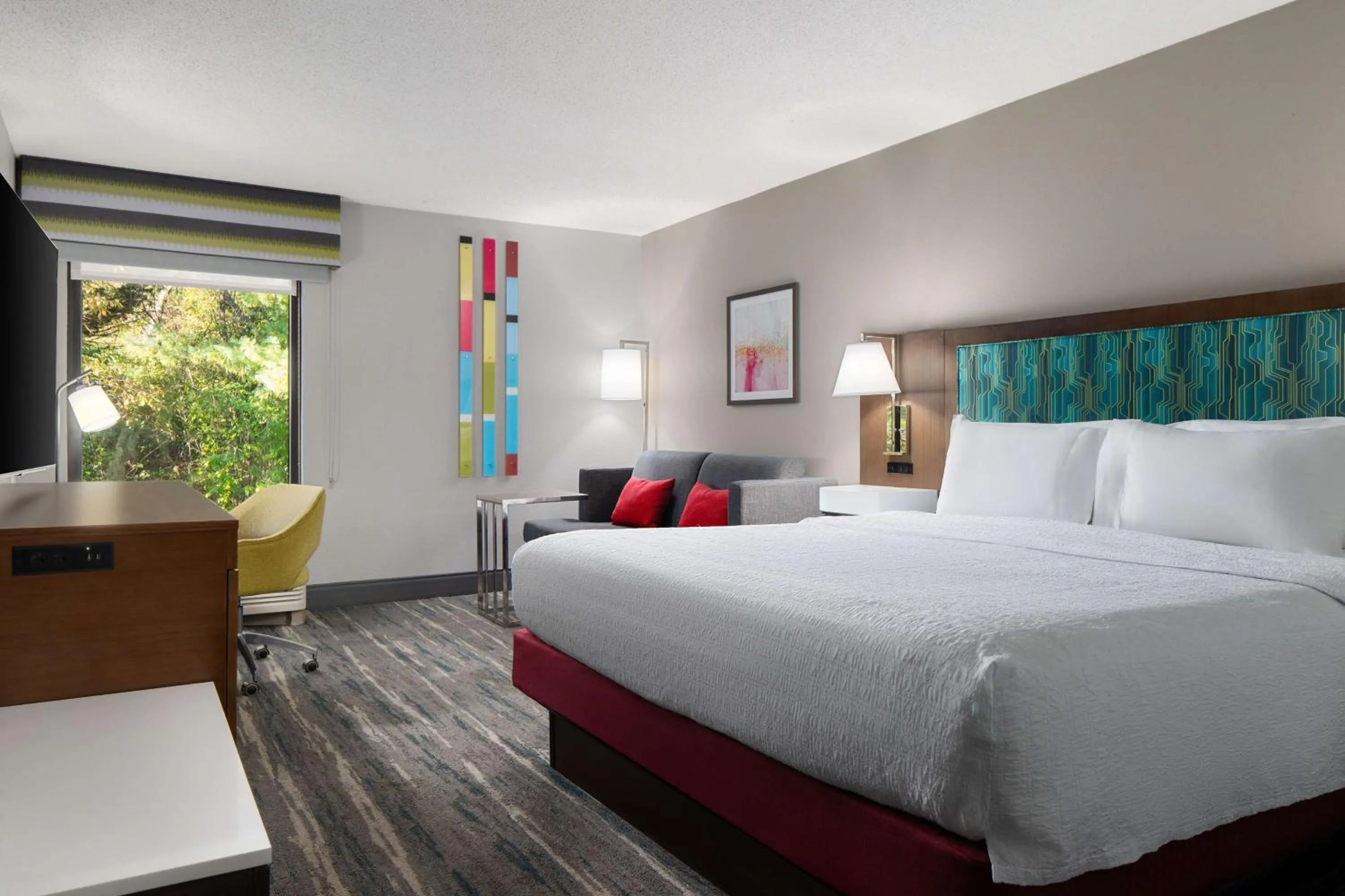 Living room, Bed in Hampton Inn Roanoke/Hollins - I-81