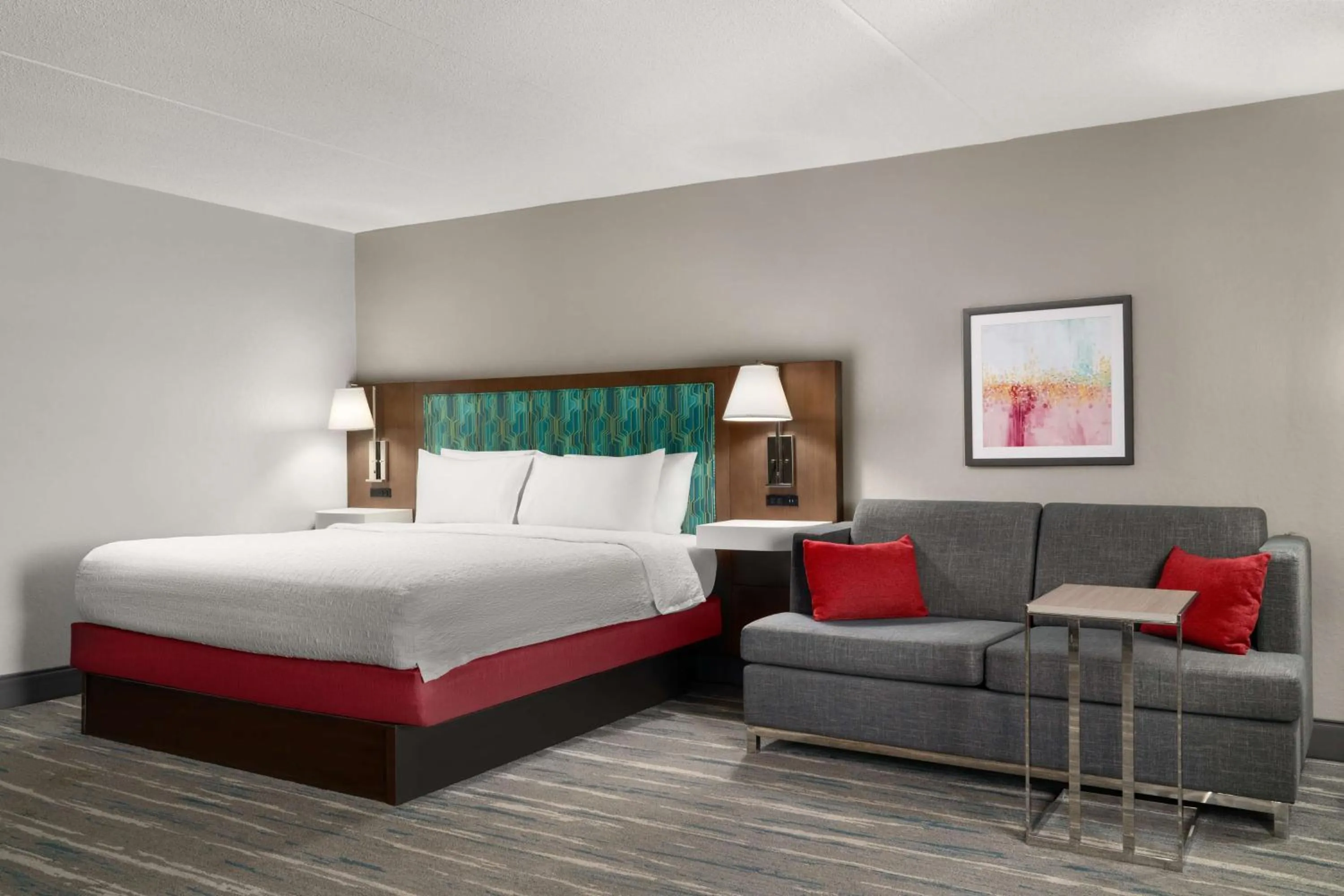 Living room, Bed in Hampton Inn Roanoke/Hollins - I-81