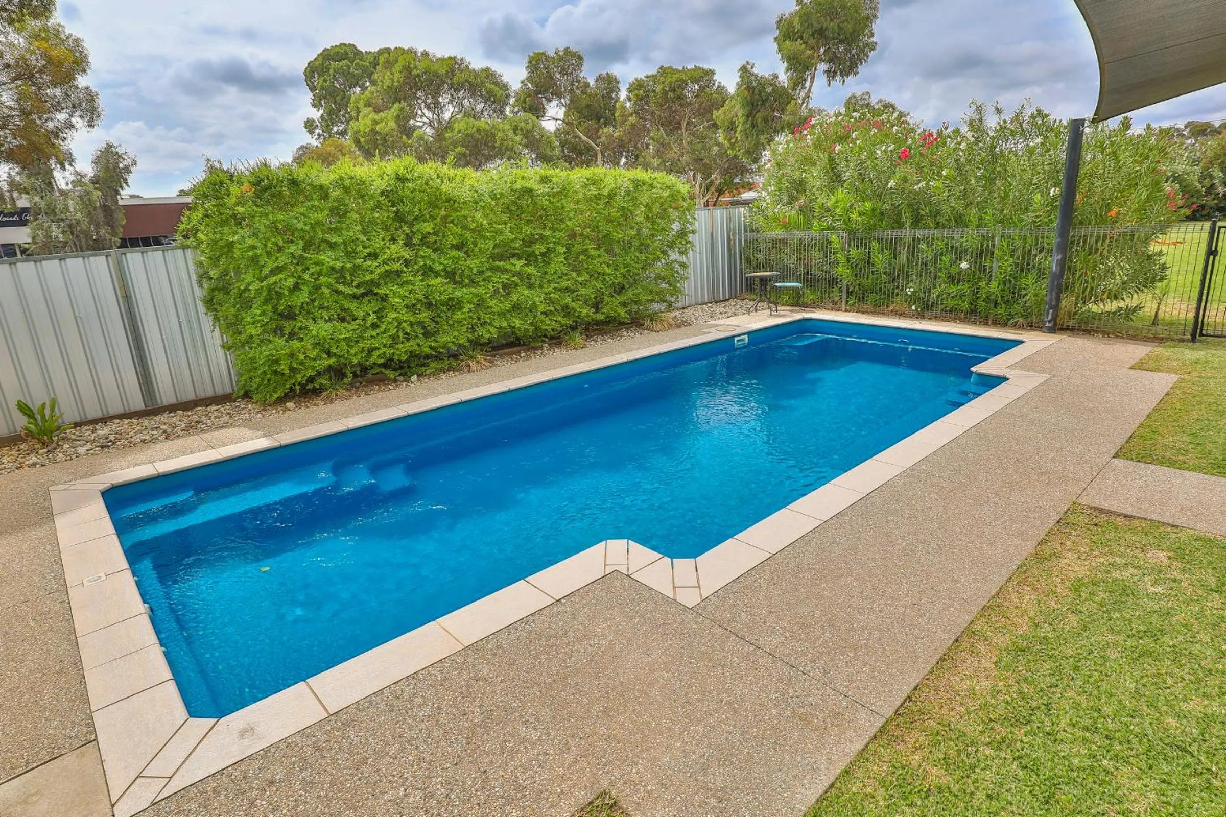 Swimming pool in Robinvale Bridge Motel