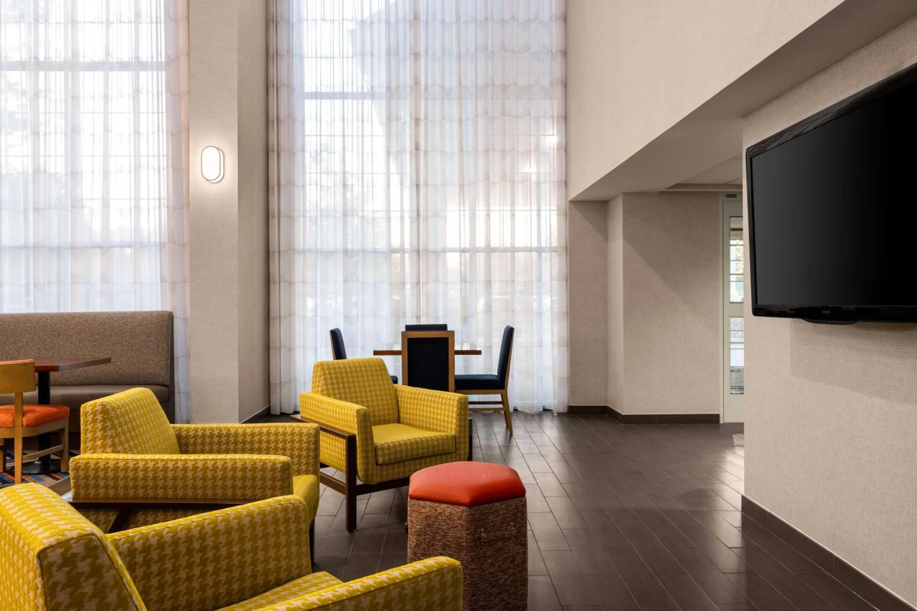 Lobby or reception in Hampton Inn & Suites State College at Williamsburg Square