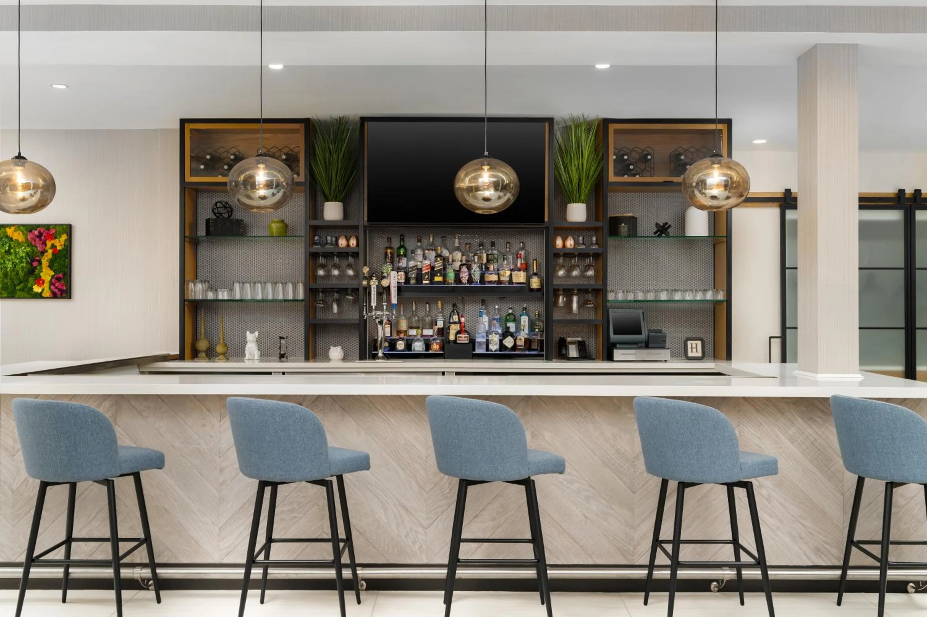 Lounge or bar in Hilton Garden Inn Dover