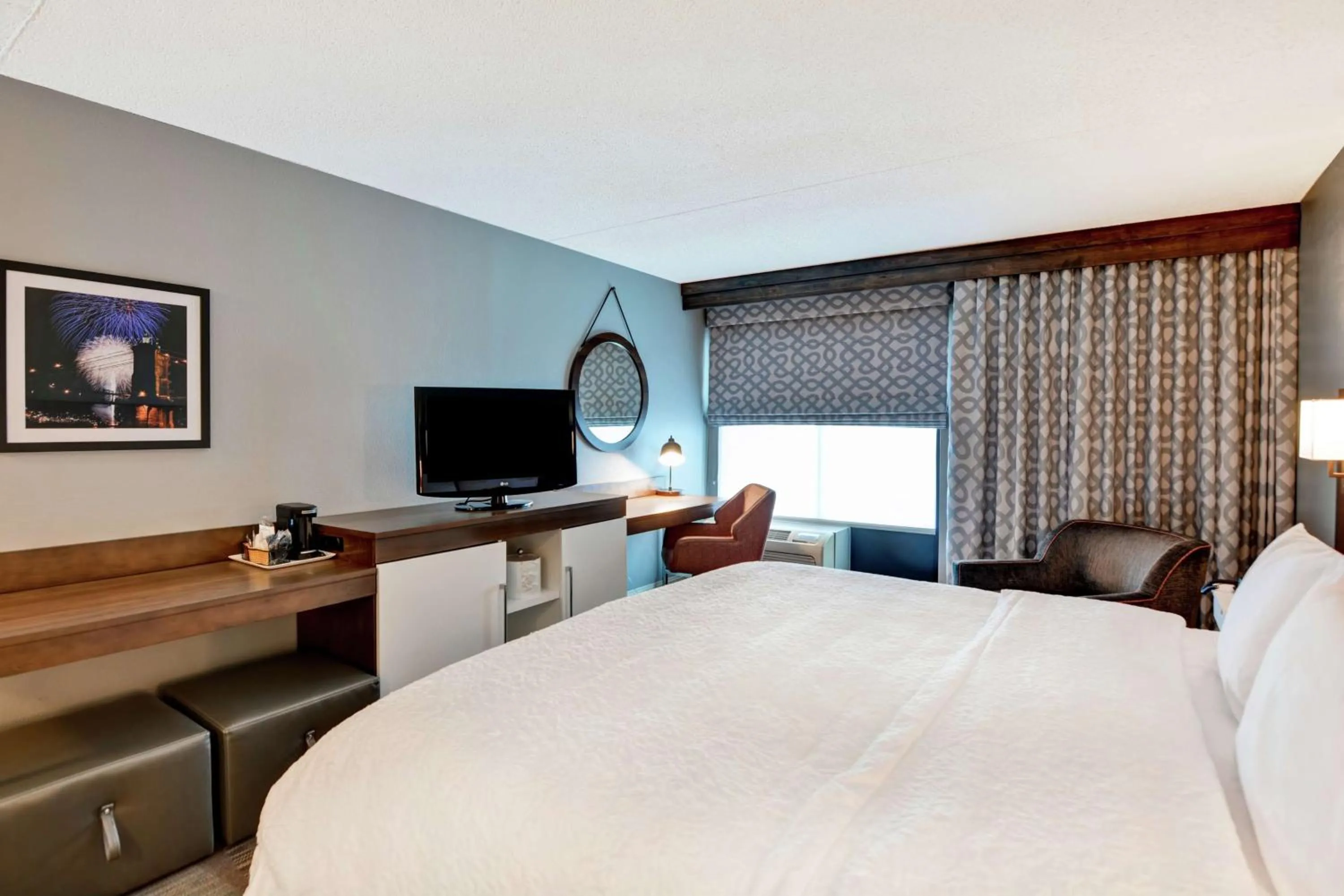 Bedroom, Bed in Hampton Inn Cincinnati Airport South