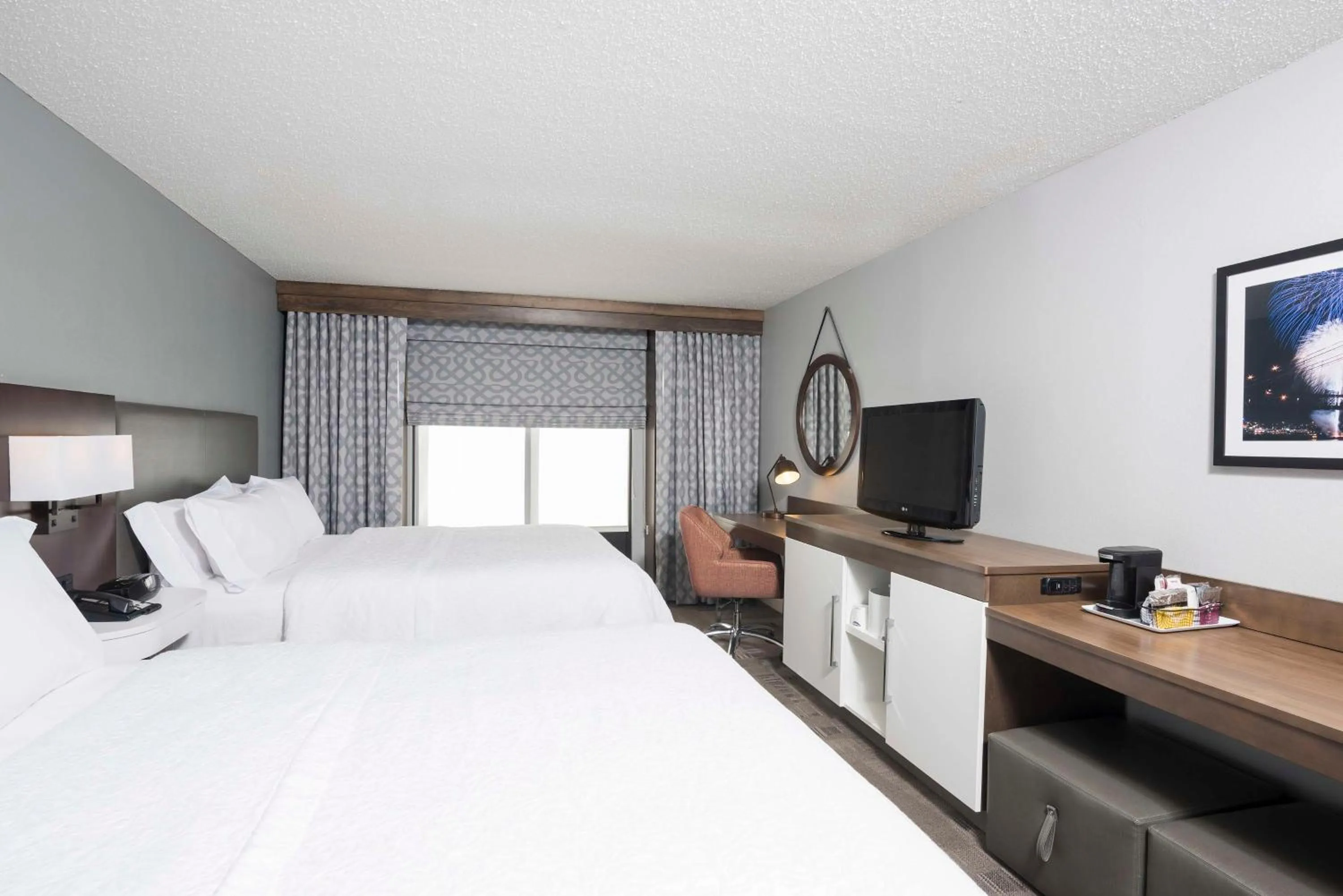 Bed in Hampton Inn Cincinnati Airport South