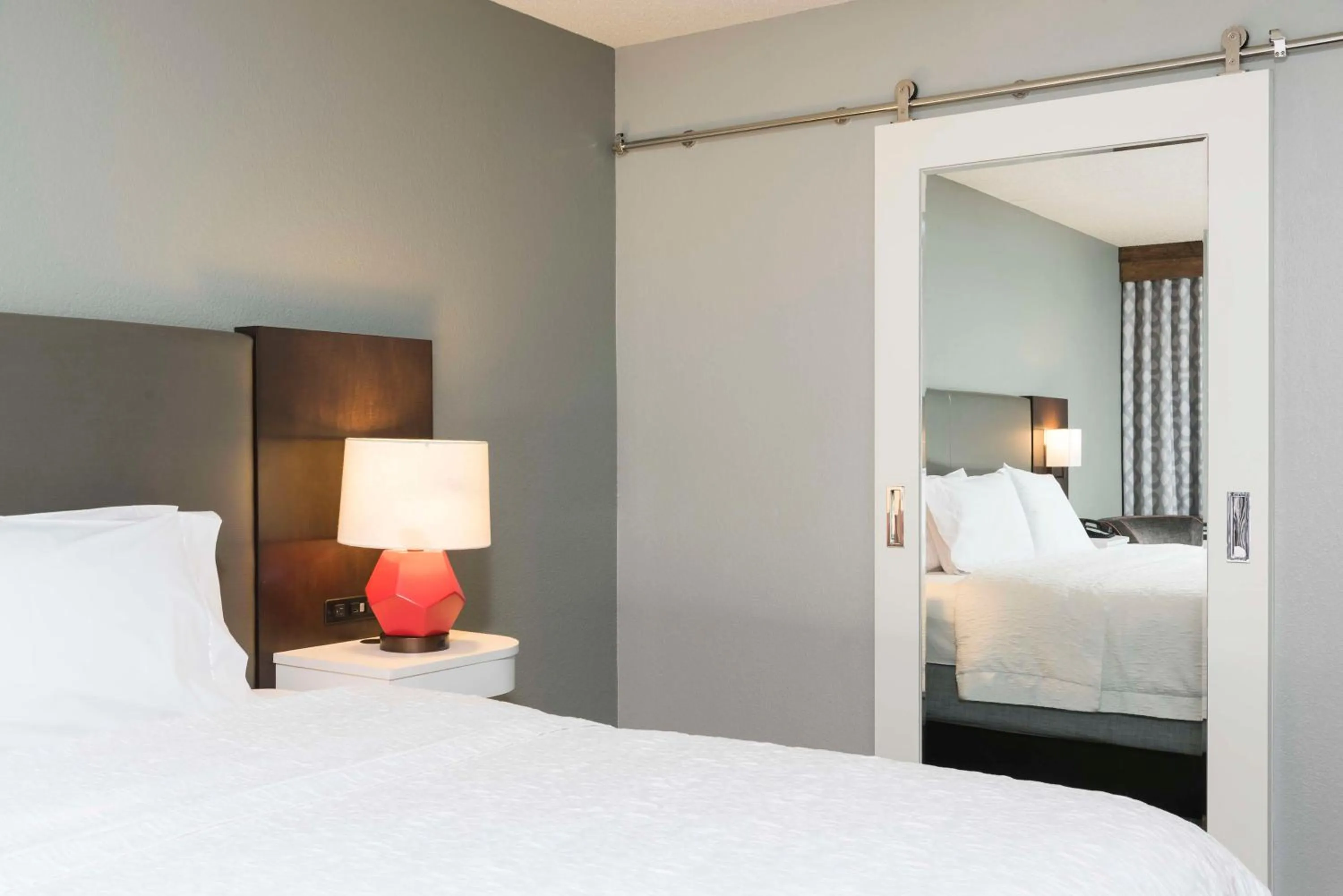 Bed in Hampton Inn Cincinnati Airport South