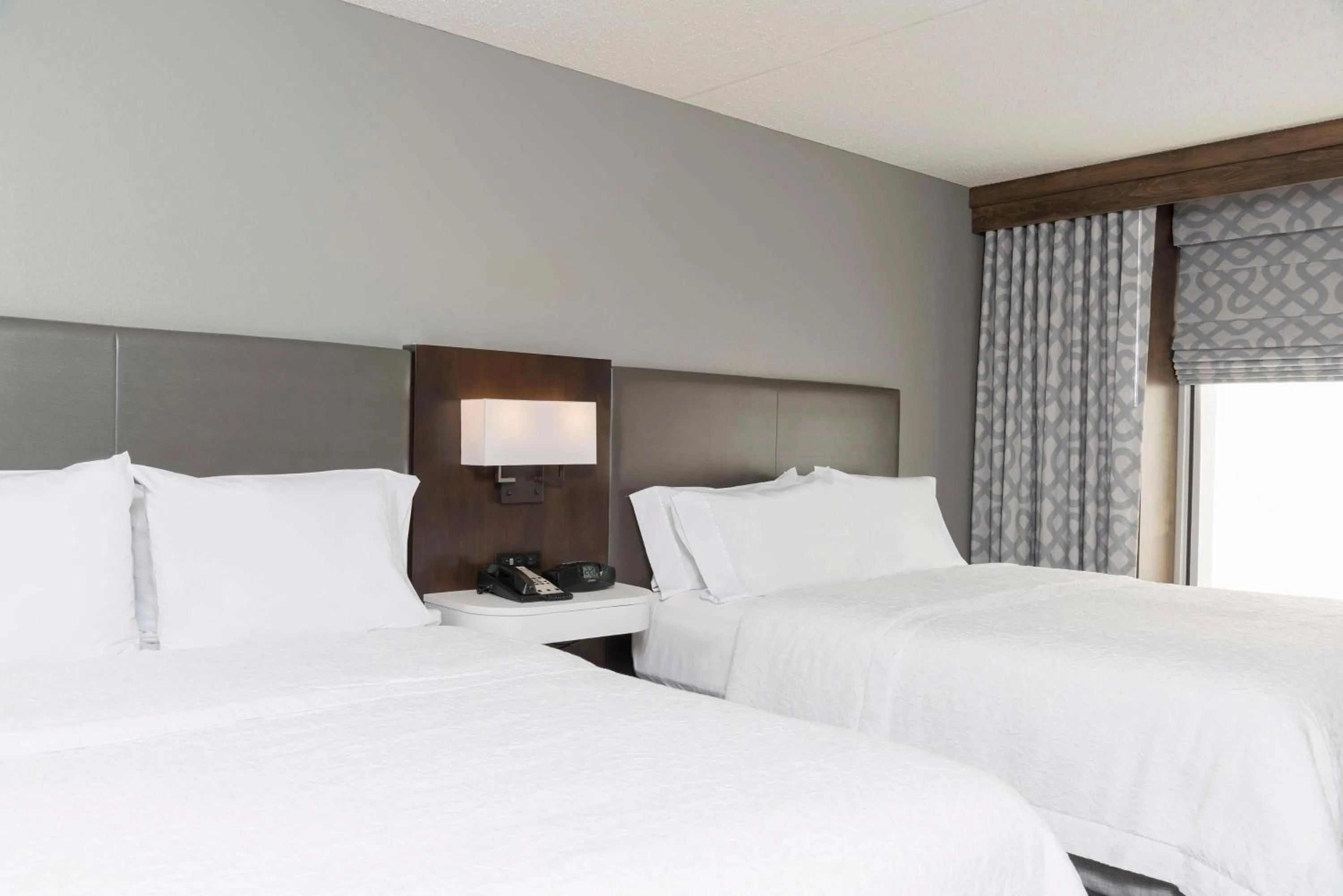 Bed in Hampton Inn Cincinnati Airport South