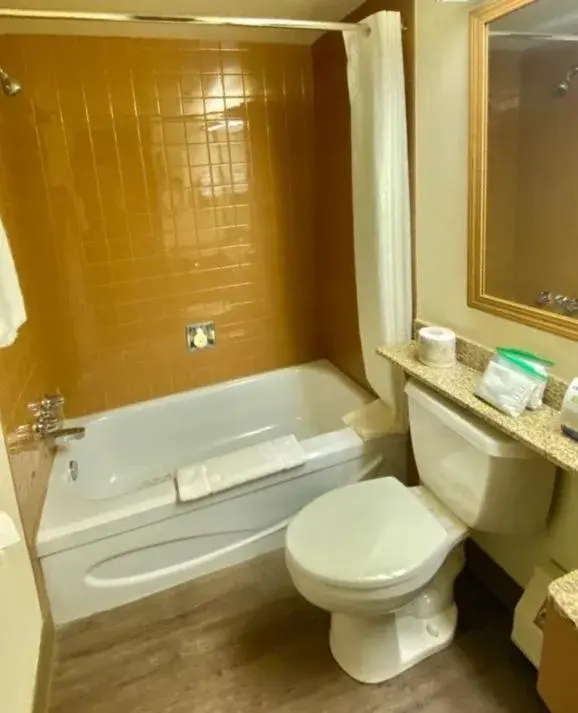 King Room - Smoking in Travelodge by Wyndham Edmonton East King Room - Smoking in Travelodge by Wyndham Edmonton East