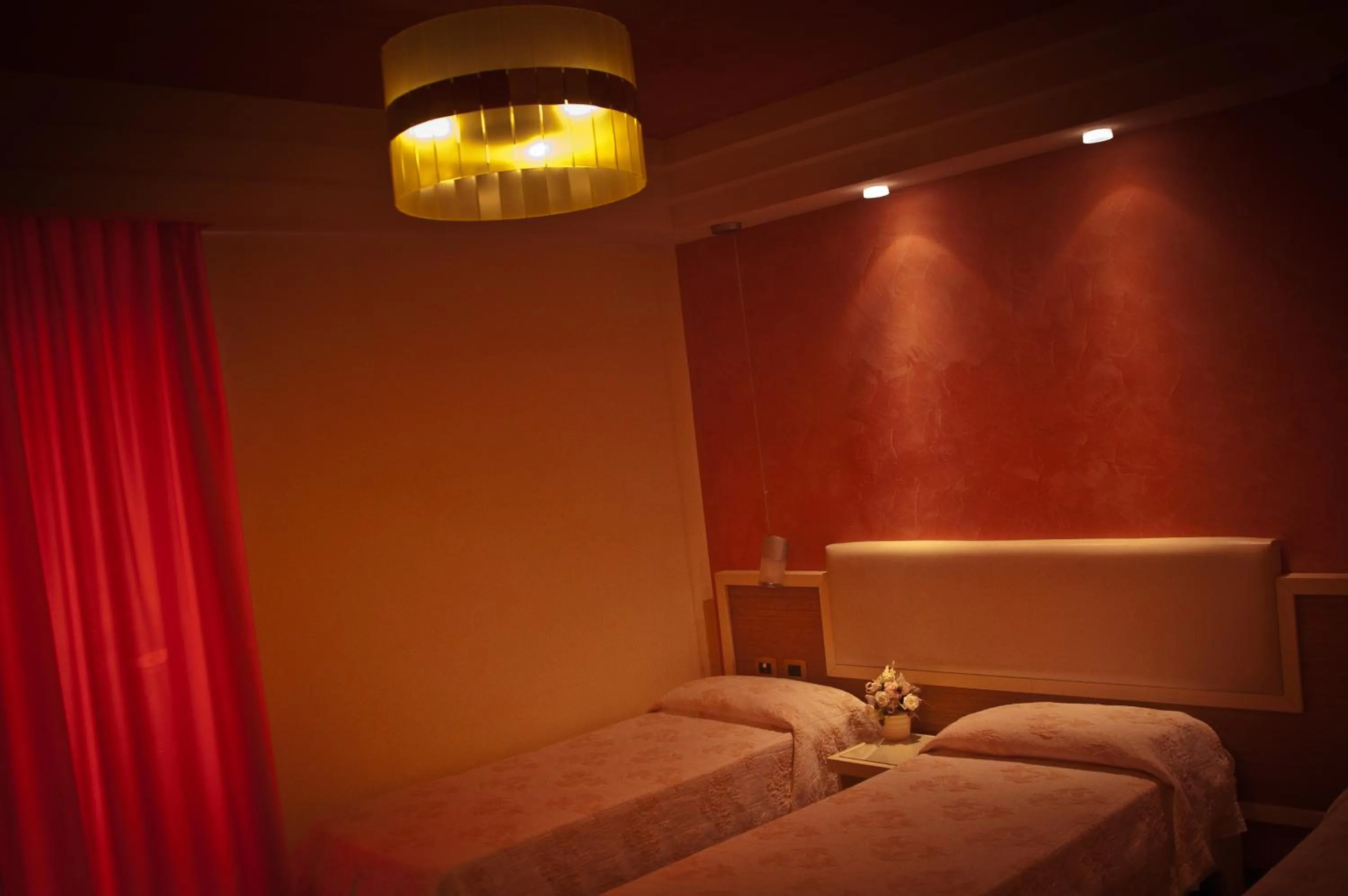 Photo of the whole room, Bed in Aerhotel Phelipe