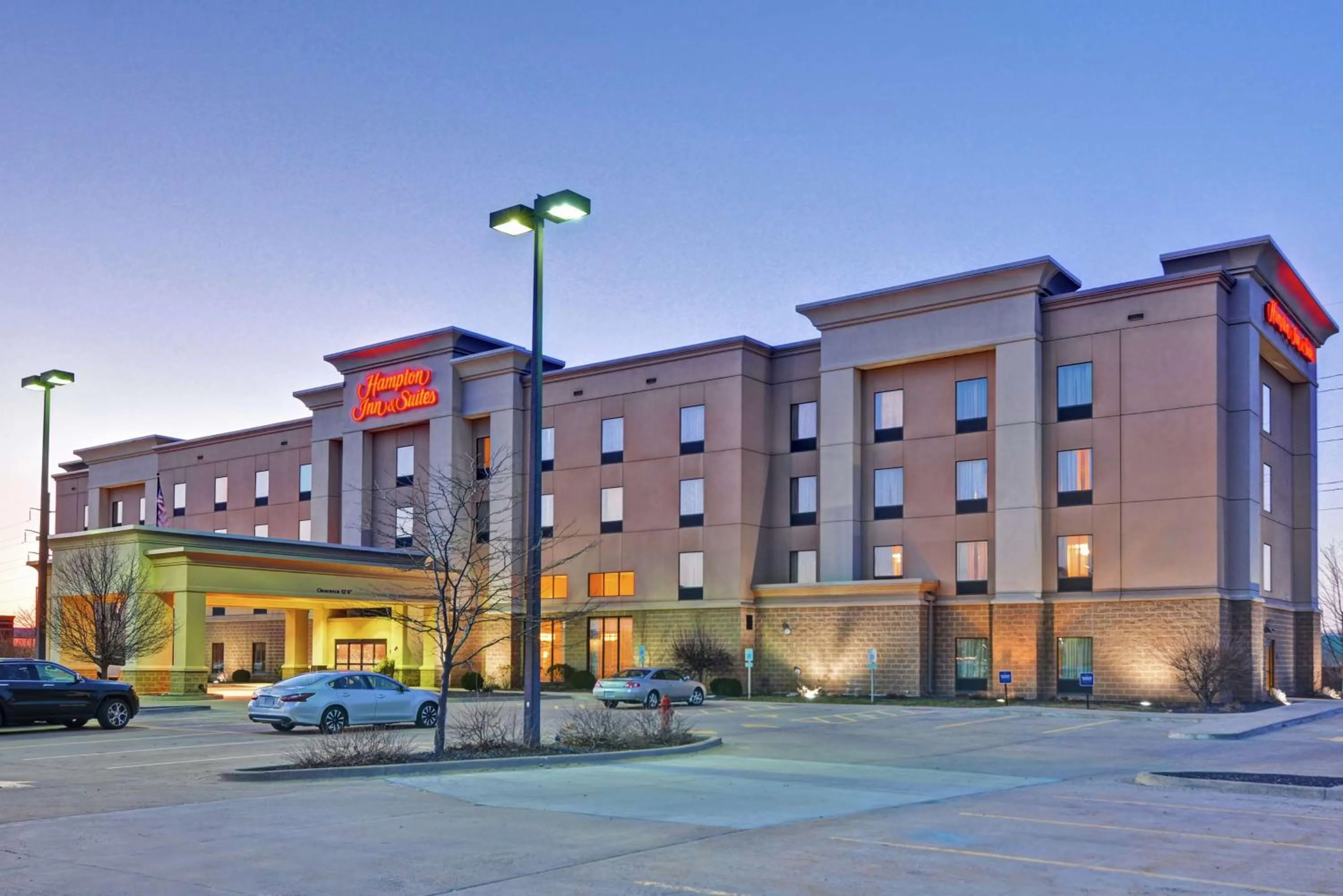 Property building in Hampton Inn and Suites Peoria at Grand Prairie