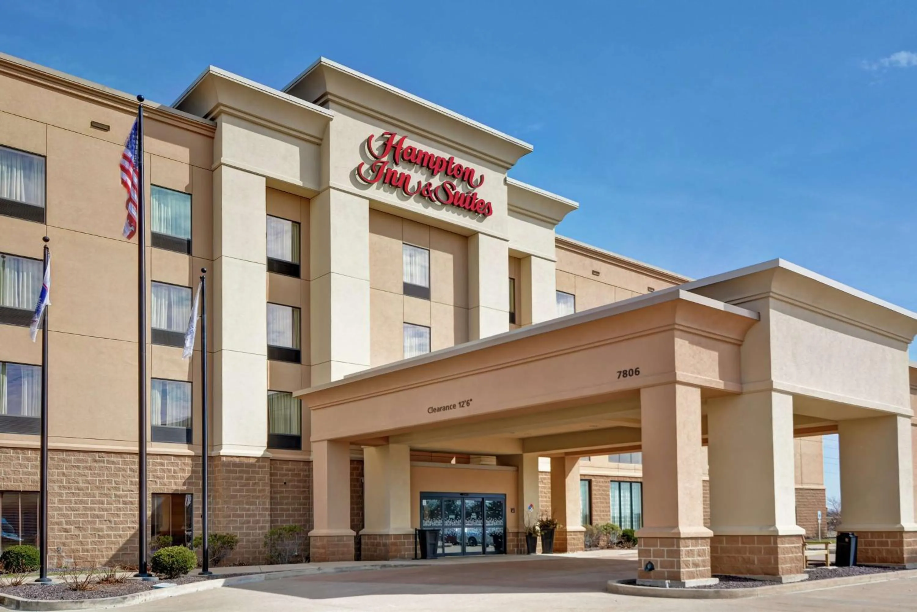 Property building in Hampton Inn and Suites Peoria at Grand Prairie