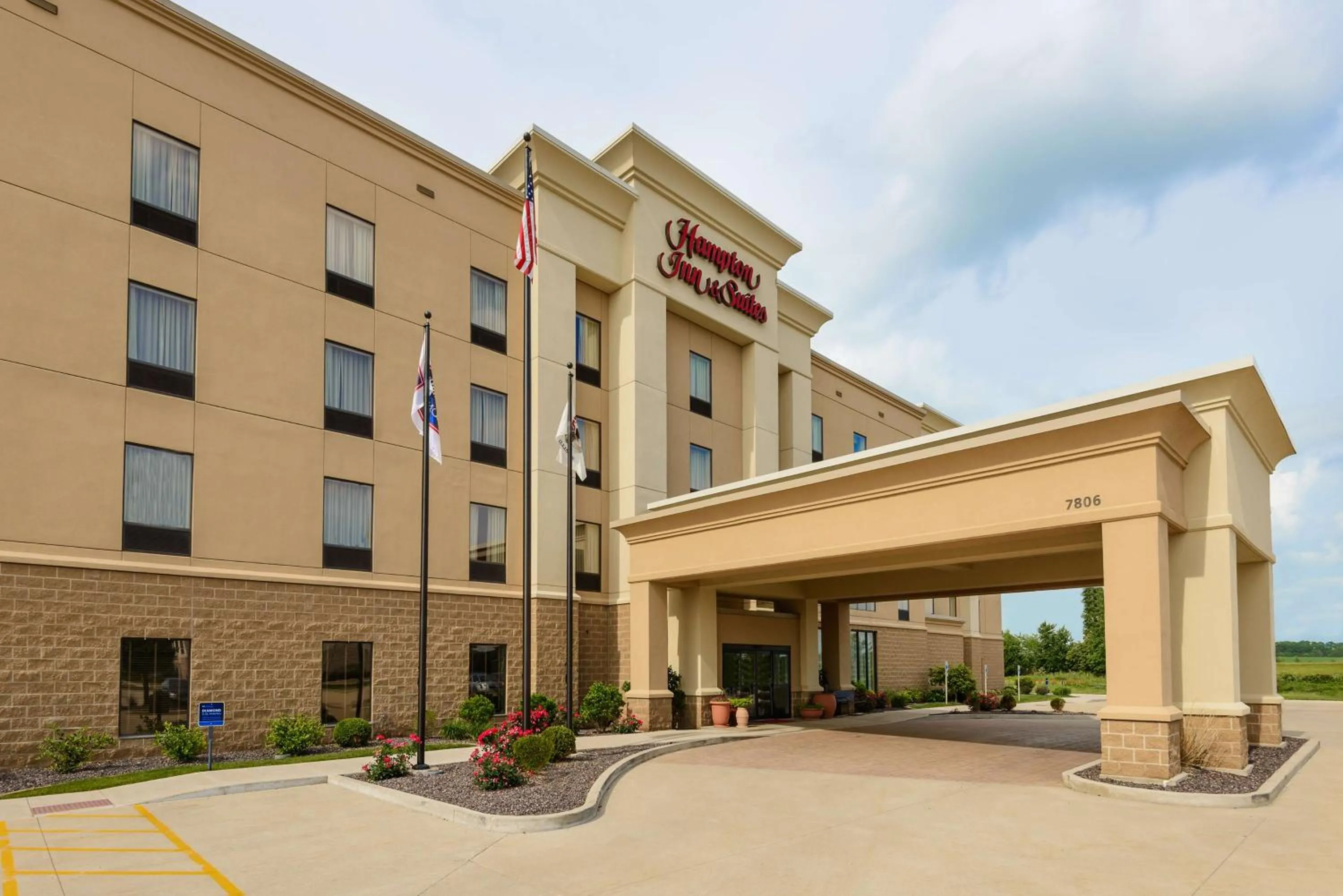 Property building in Hampton Inn and Suites Peoria at Grand Prairie