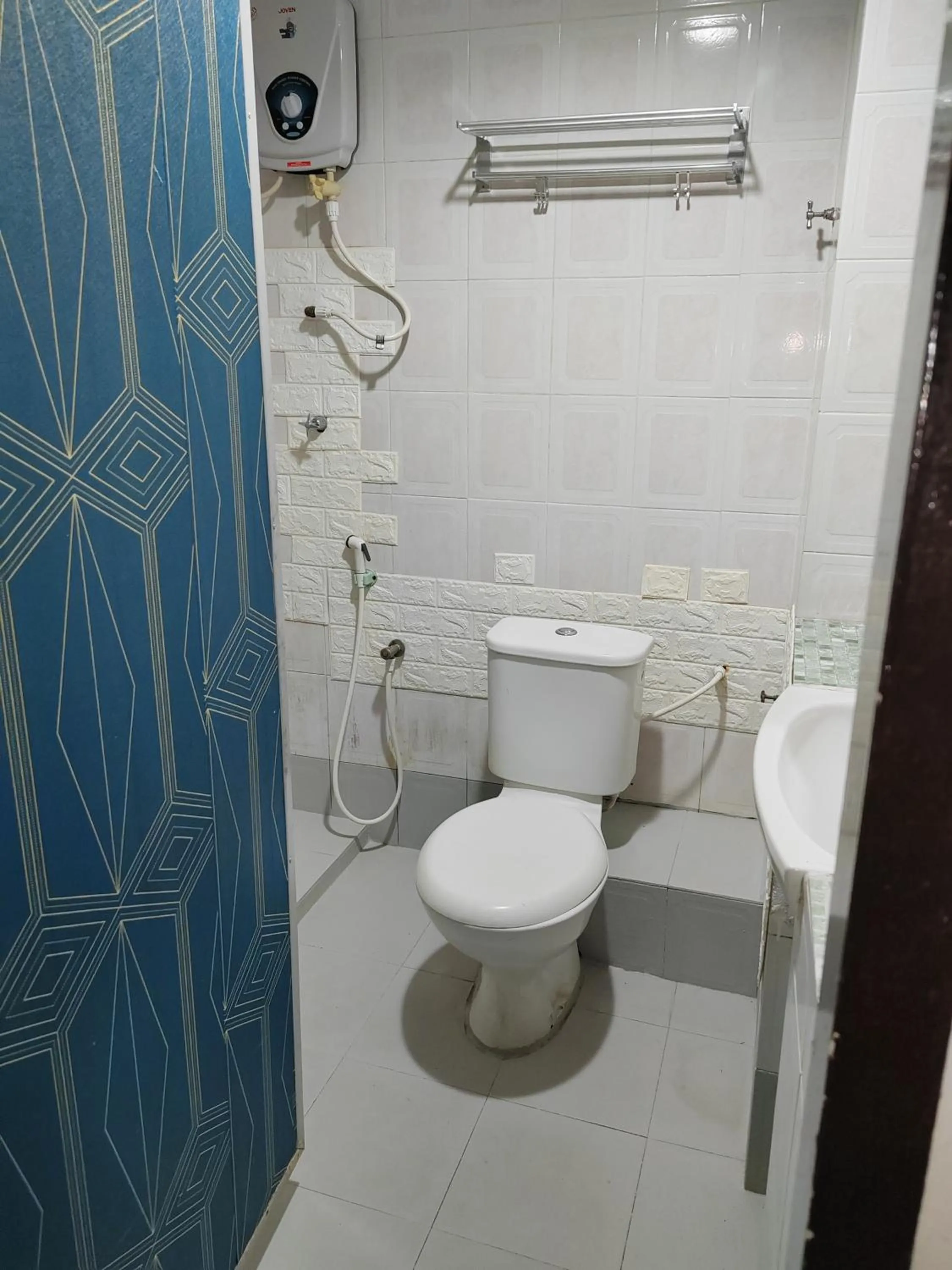 Shower in Hotel Kenangan