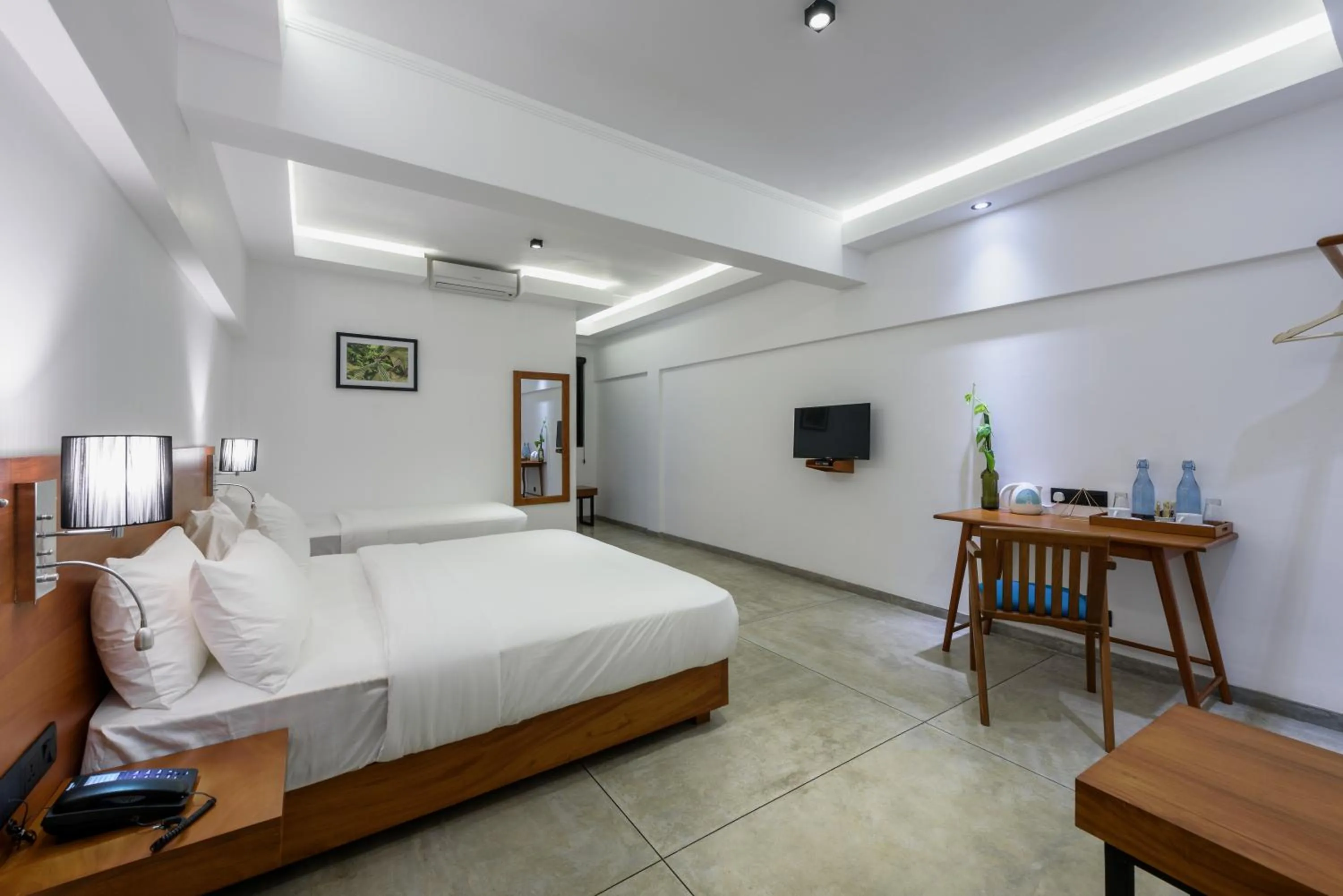 Photo of the whole room, Bed in Fern Colombo