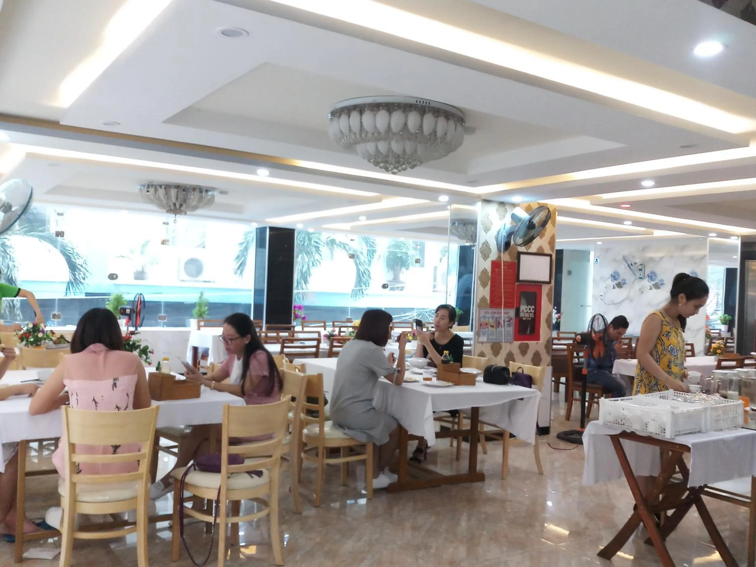 Restaurant/places to eat in Yen Vy 04 Luxury Hotel