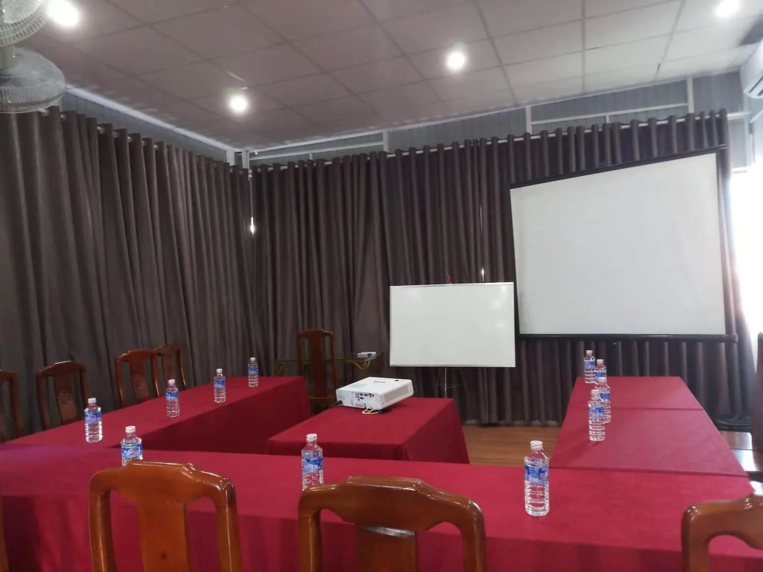 Business facilities in Yen Vy 04 Luxury Hotel