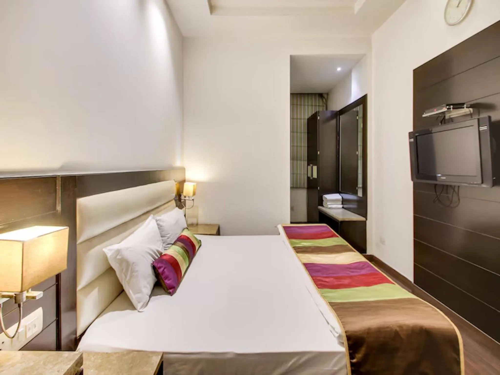 Bedroom, Bed in Hotel Chanchal Continental - 02 Mins from New Delhi Railway Station