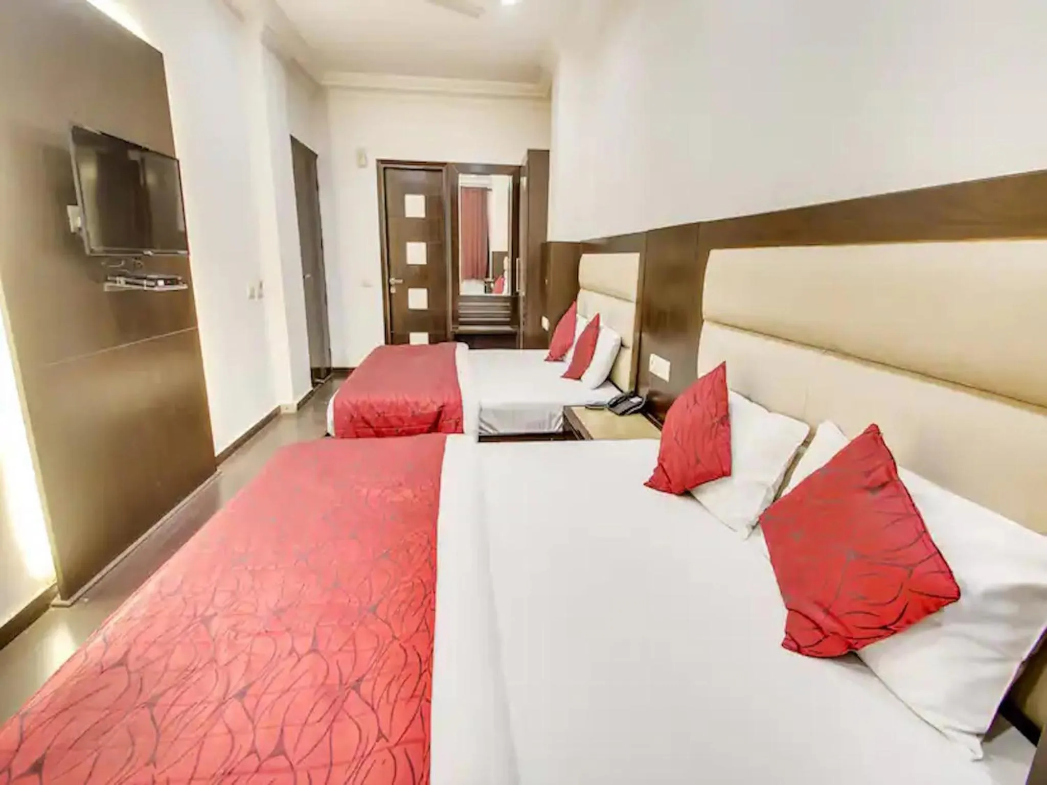 Bedroom, Bed in Hotel Chanchal Continental - 02 Mins from New Delhi Railway Station