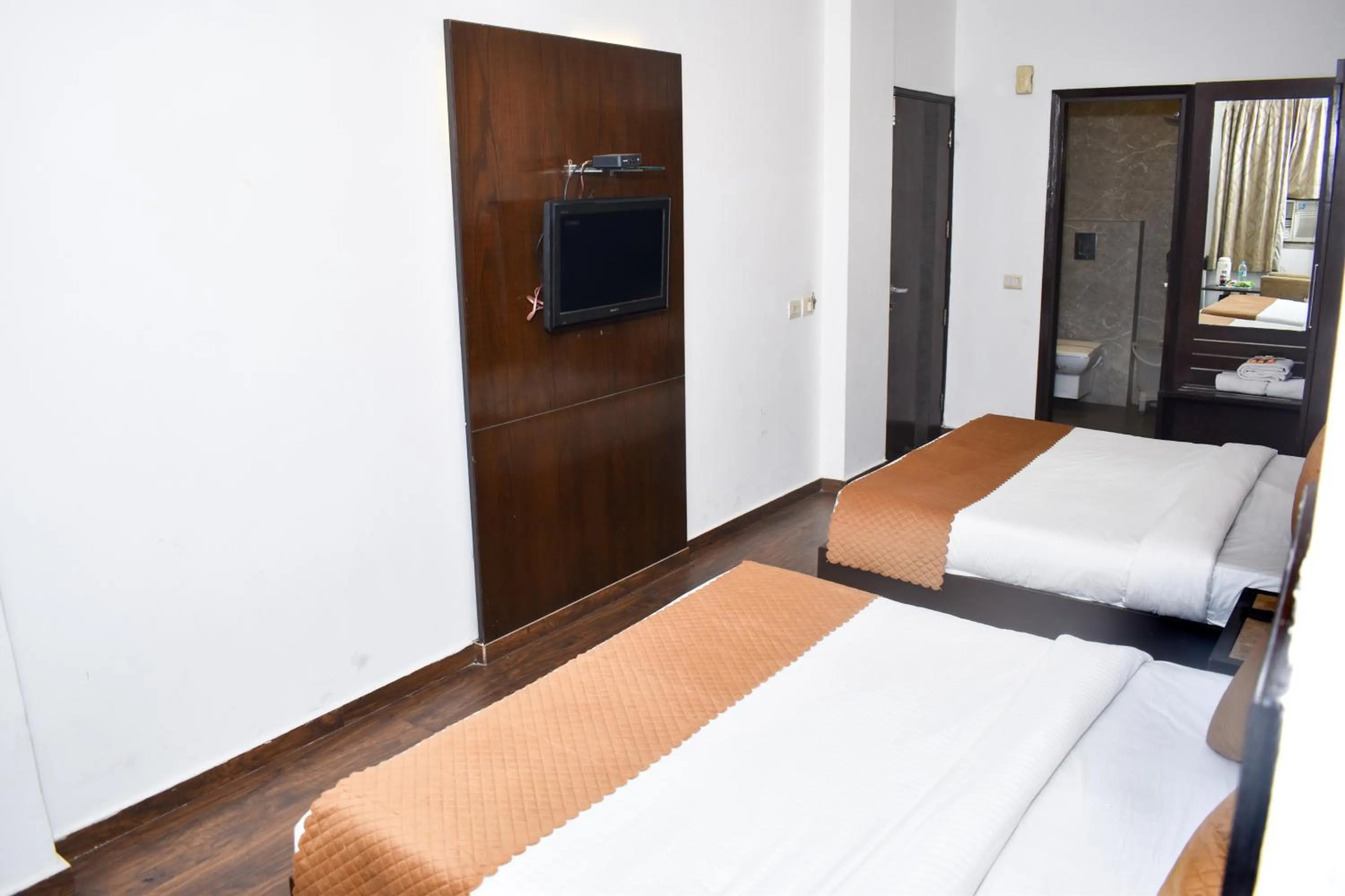 Bed in Hotel Chanchal Continental - 02 Mins from New Delhi Railway Station