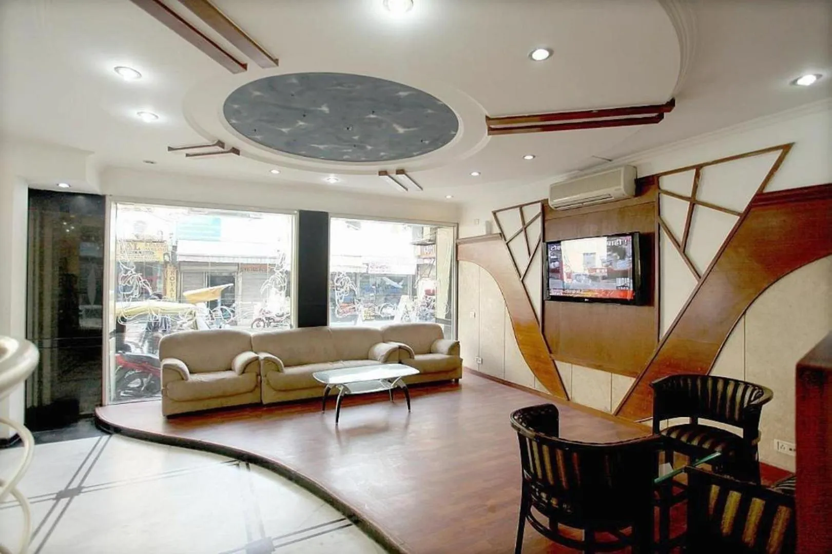 Communal lounge/ TV room in Hotel Chanchal Continental - 02 Mins from New Delhi Railway Station