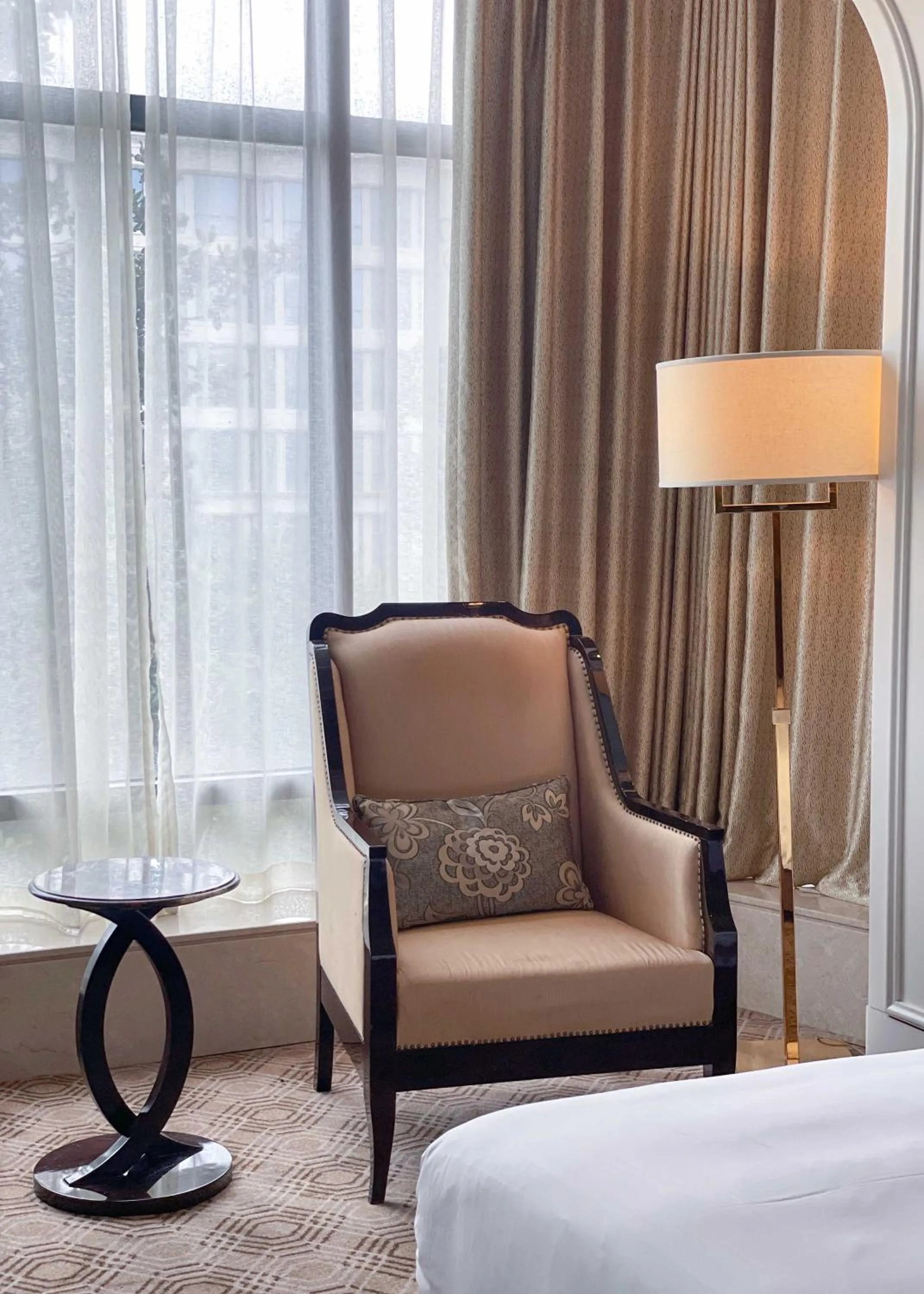 Lounge or bar, Bed in Crowne Plaza Zhengzhou by IHG