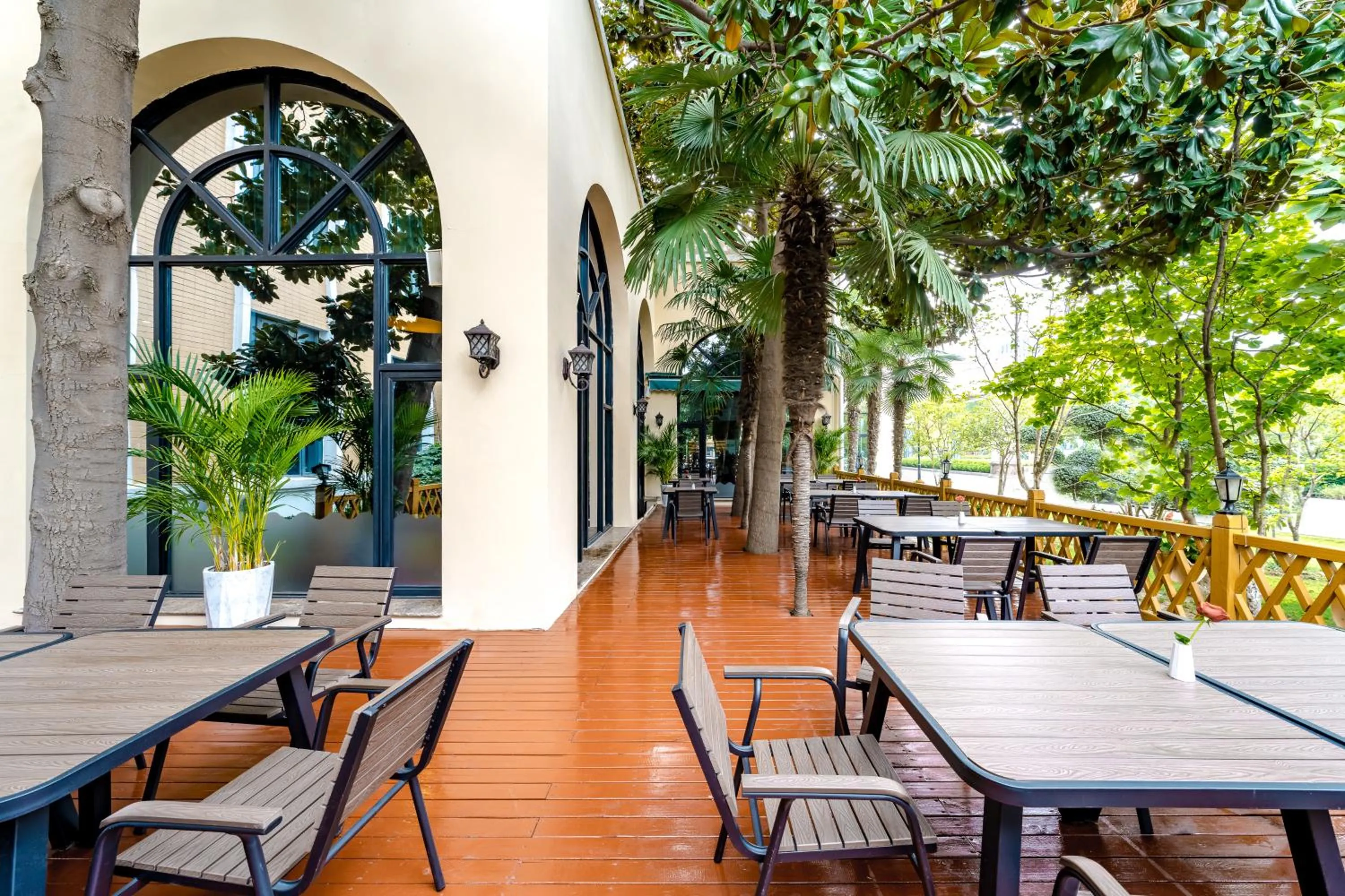 Restaurant/places to eat in Crowne Plaza Zhengzhou by IHG