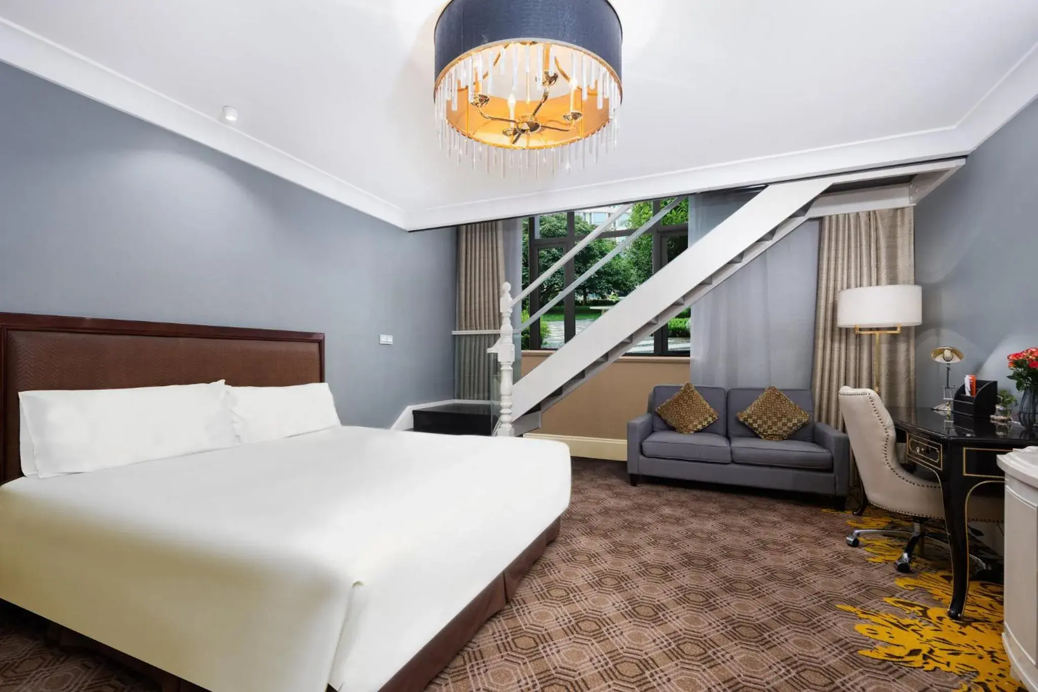 One-Bedroom King Suite - Ground Floor/Non-Smoking in Crowne Plaza Zhengzhou by IHG One-Bedroom King Suite - Ground Floor/Non-Smoking in Crowne Plaza Zhengzhou by IHG