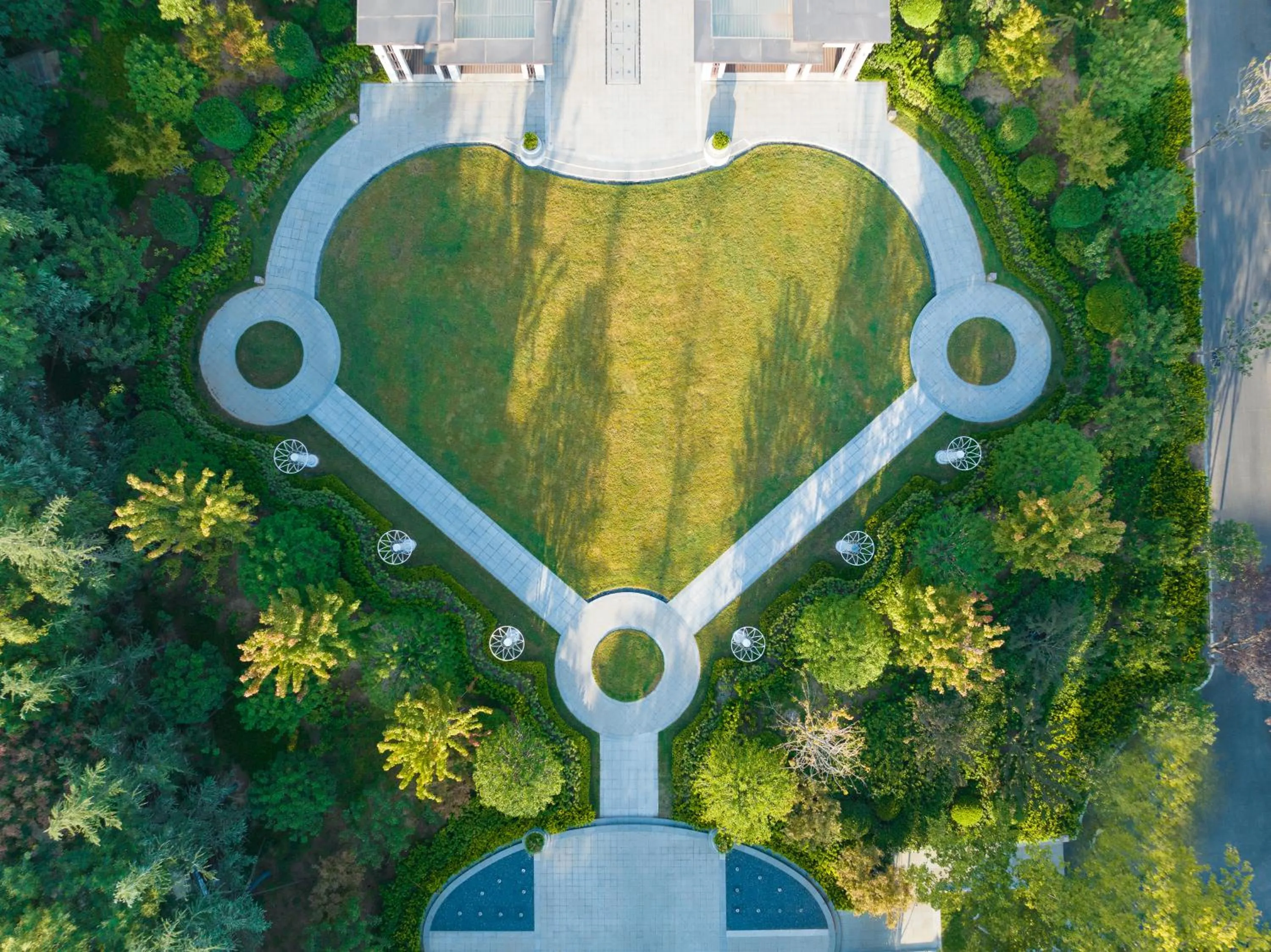 Garden in Crowne Plaza Zhengzhou by IHG