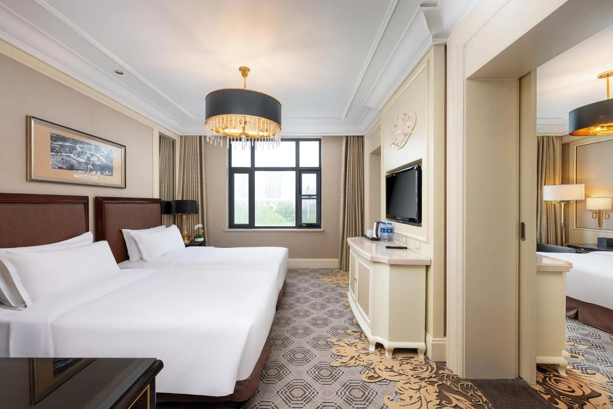 Photo of the whole room, Bed in Crowne Plaza Zhengzhou by IHG