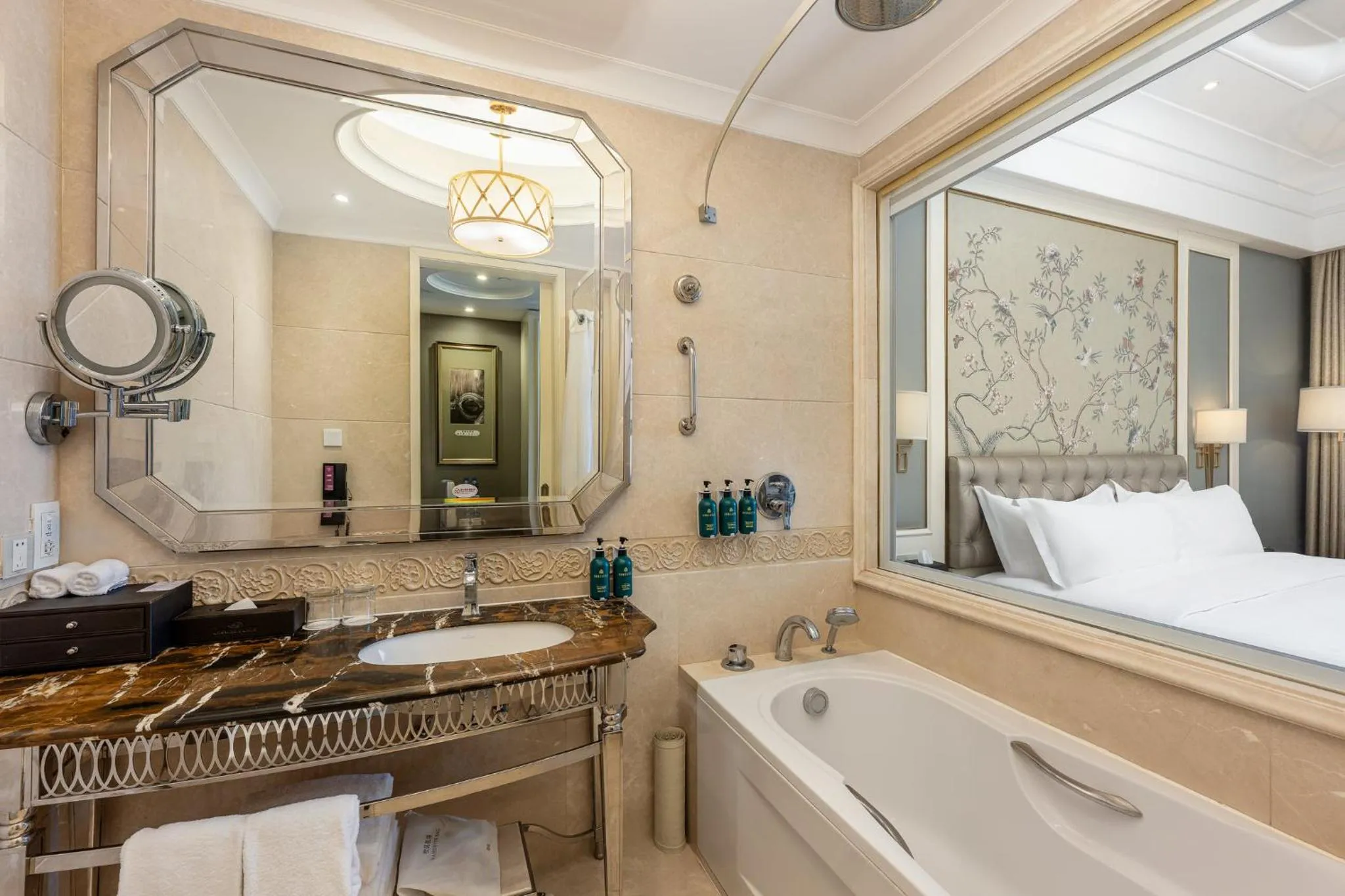 Bathroom, Bed in Crowne Plaza Zhengzhou by IHG